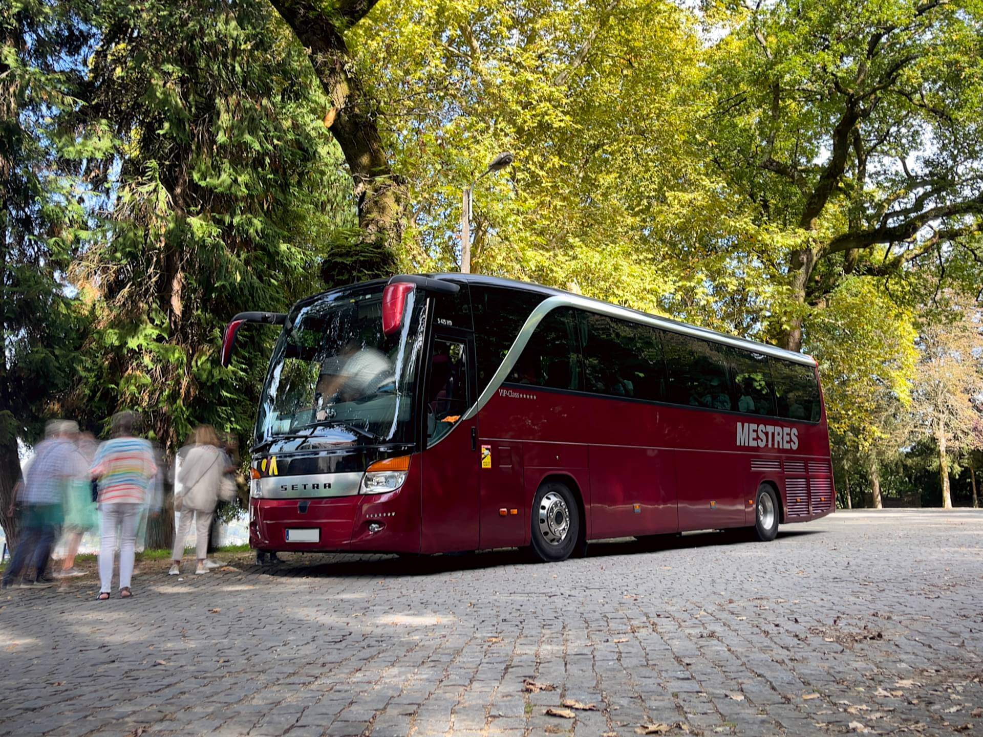 Groep passagiers aan boord van onze van Setra S415 HD (51 zitplaatsen) van Autocars Mestres uit Valls