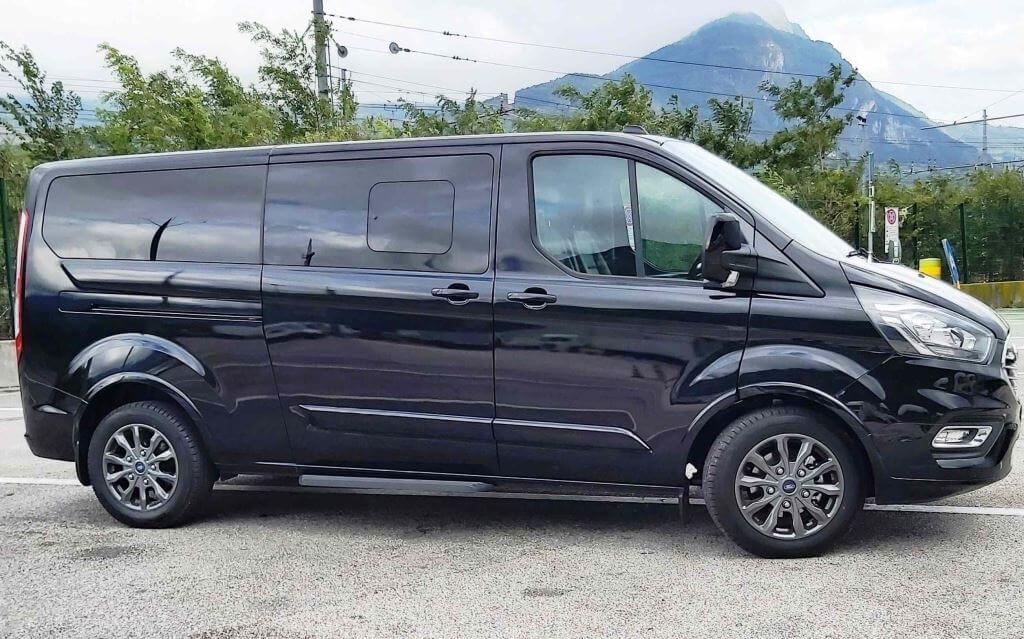 Vista laterale di a del Ford Titanium  (8 posti) di Autonoleggio Amico Srl da TRENTO
