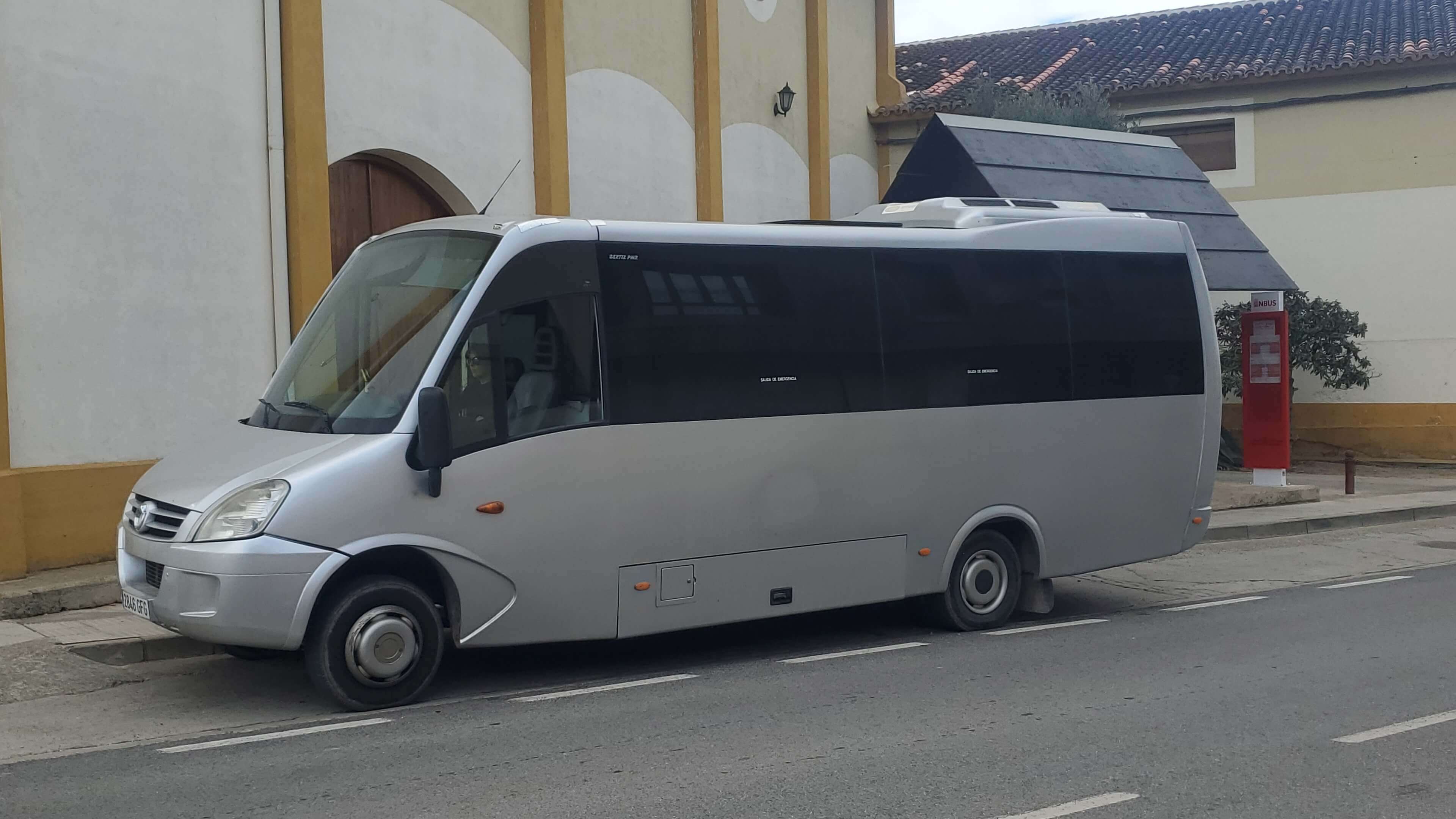 Vista frontal de nuestro del MERCEDES SPRINTER (12 plazos) de TUDEBUS SLU de TUDELA