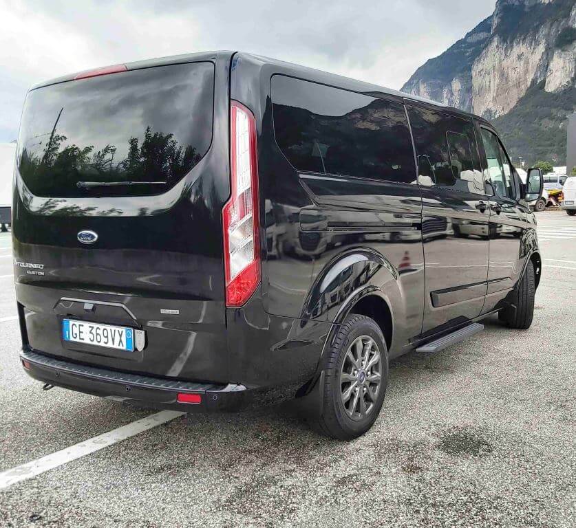 Vista posteriore con bagagliaio sul nostro/dietro il nostro del Scania  Touring (56 posti) di Autonoleggio Amico Srl da TRENTO