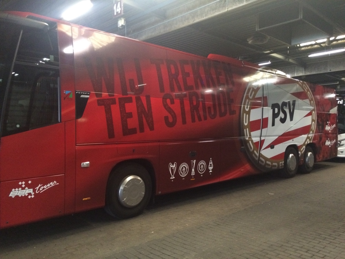Spelersbus van PSV van BBA Tours