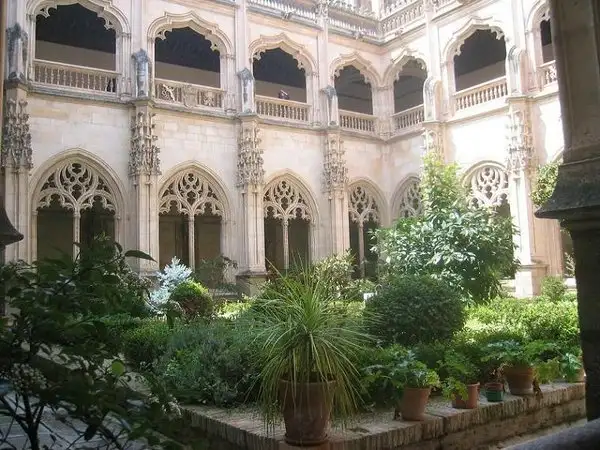 Claustro y jardín del Monasterio de San Juan de los Reyes en Toledo