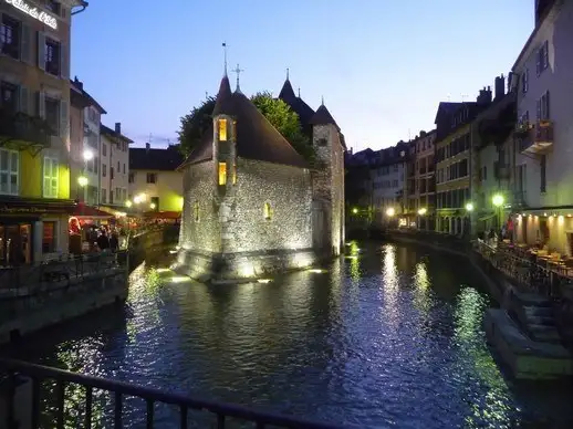 Gran vista de la ciudad Val d’Aosta con sus bares y restaurantes a las orillas del río