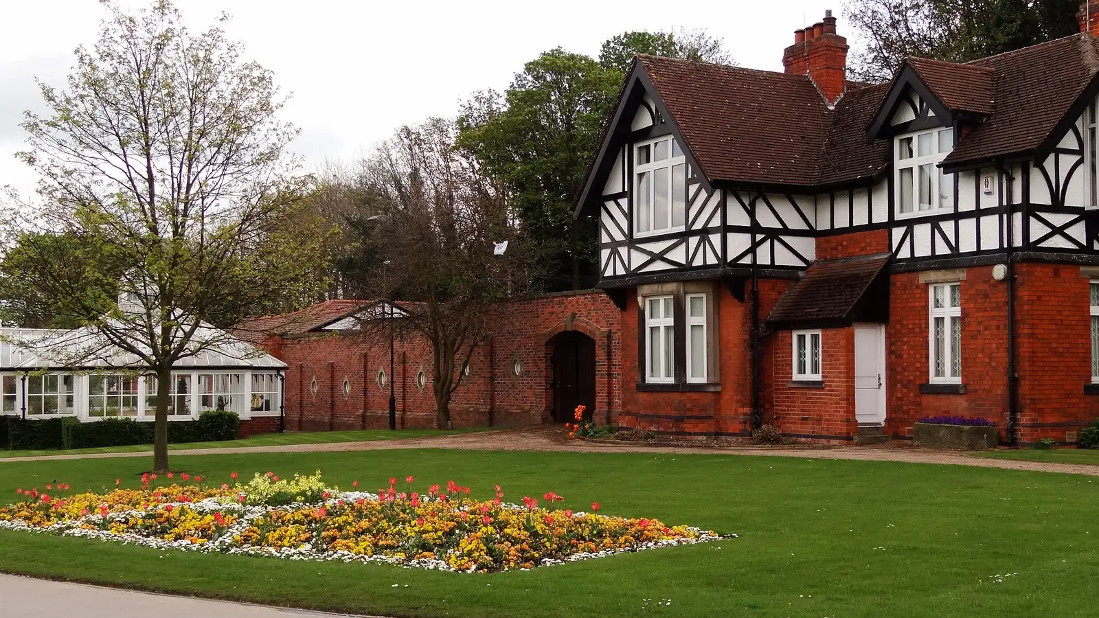 The cricket pavillion, Queen