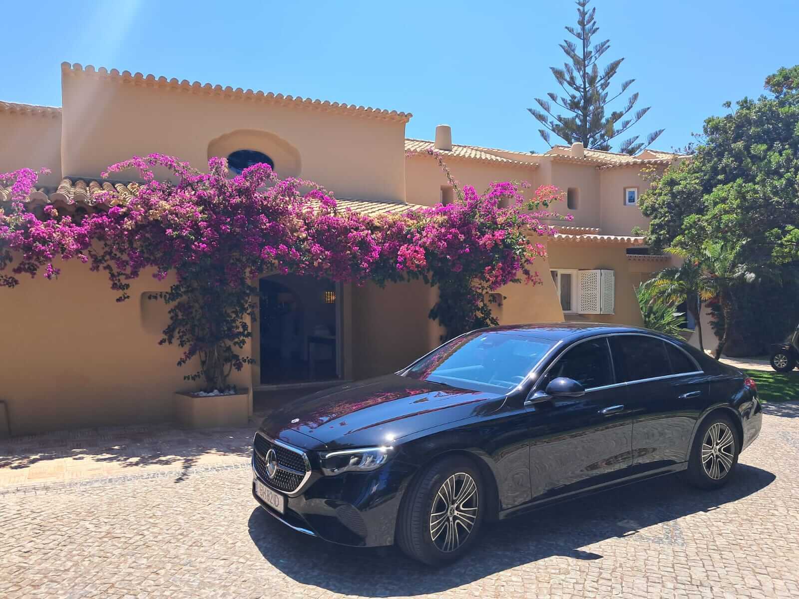 Alquila un 3 asiento Limusina o coche de lujo (Mercedes Benz E Class 2024) de Toptour Portugal en Lisboa 