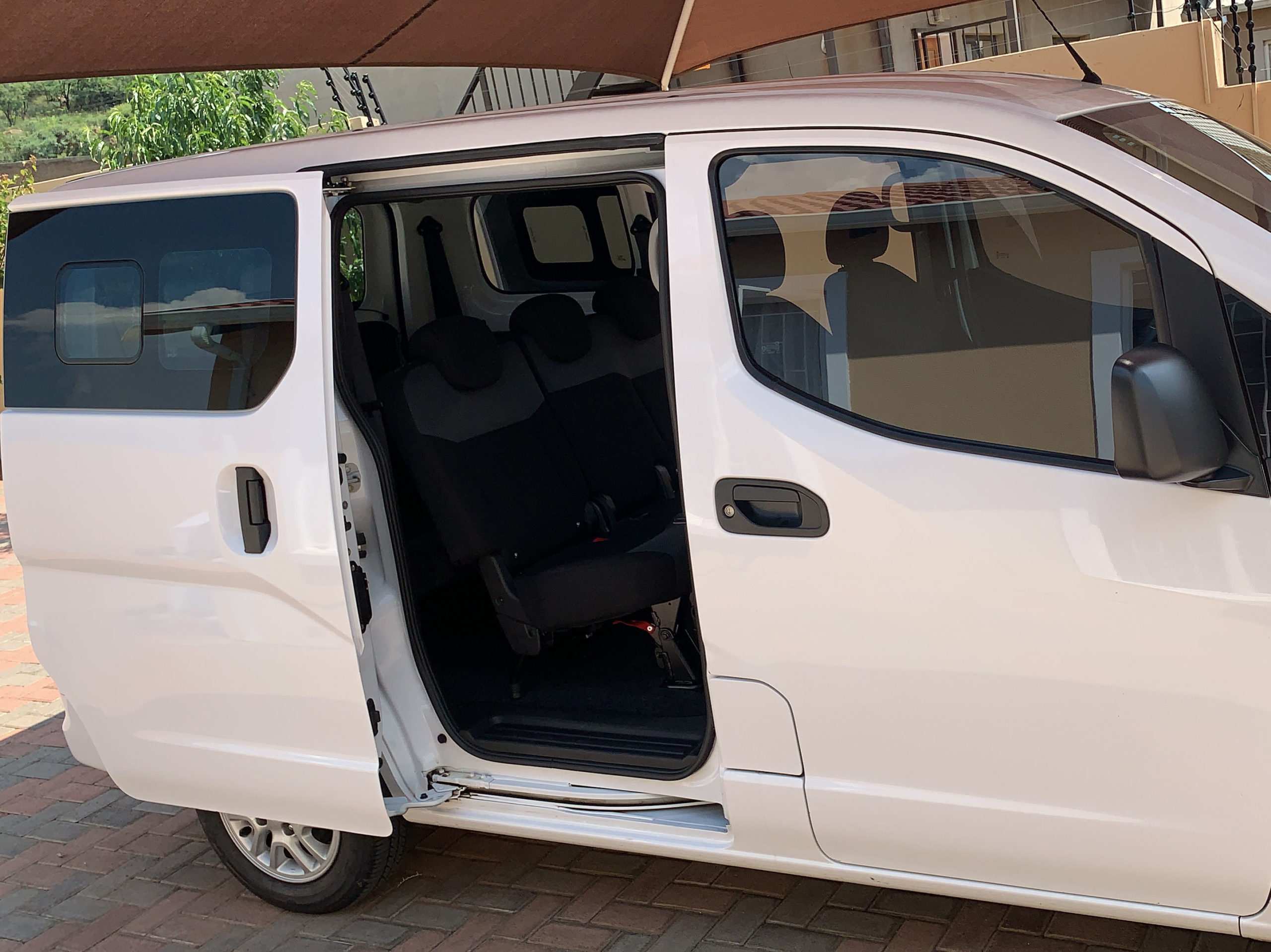 Hire a 10 seater Minibus  (Hyundai H-1 12-seater Diesel Engine 2018) from MuthethoN in Johannesburge South 