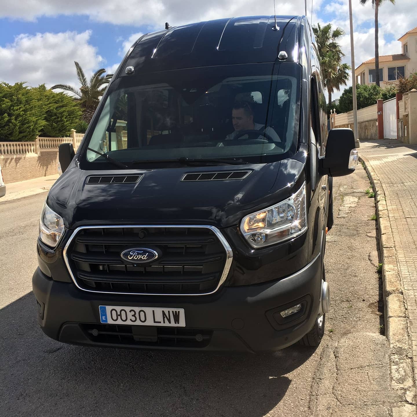 Alquila un 17 asiento Minibus  (Ford Transit 2021) de Lumor Mallorca tours & transfers SL en Llucmajor 