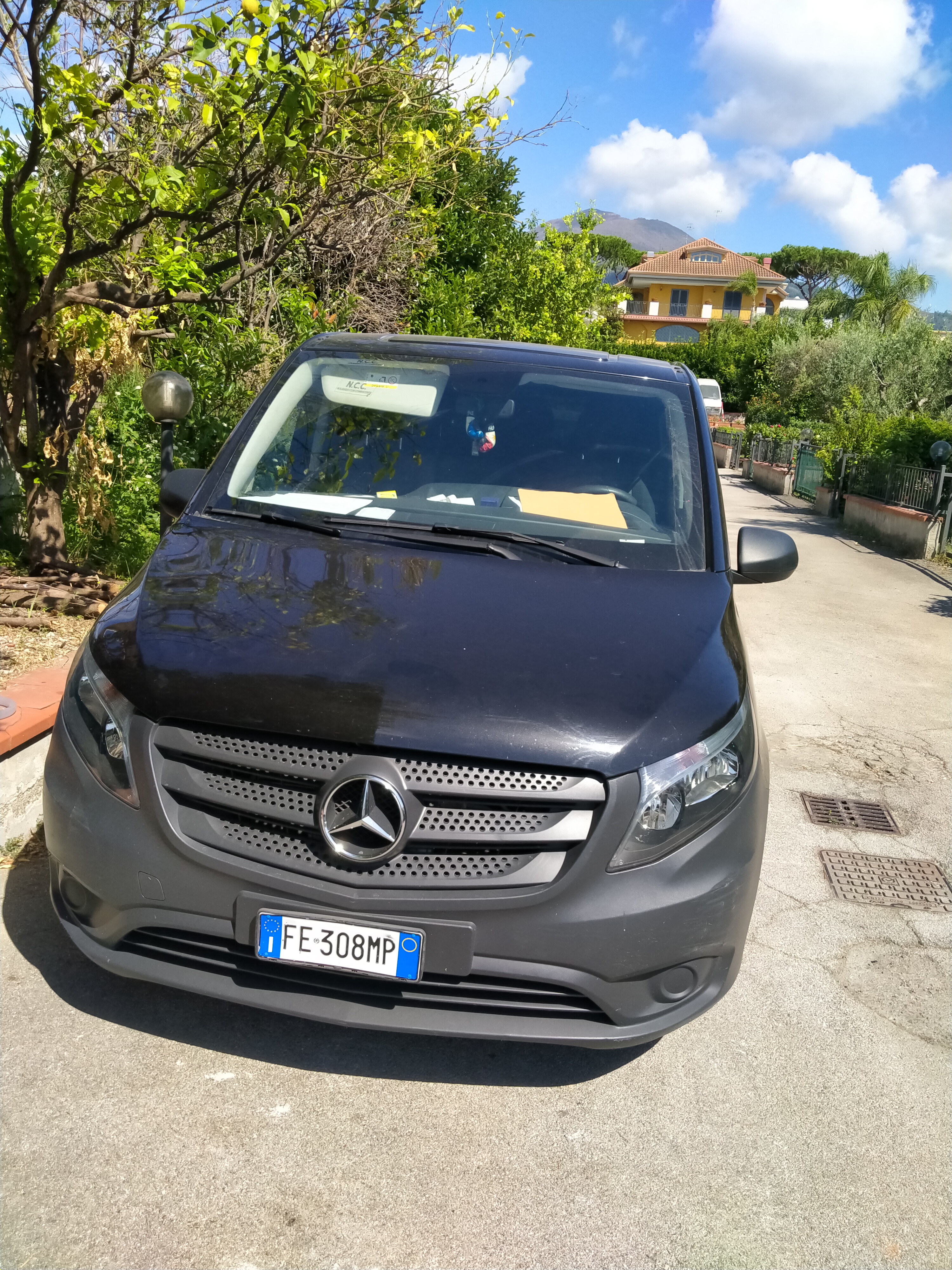 Noleggia un 8 posti a sedere Minivan (Mercedes Vito tourer  2016) da aranyaservicencc a san sebastiano al vesuvio 