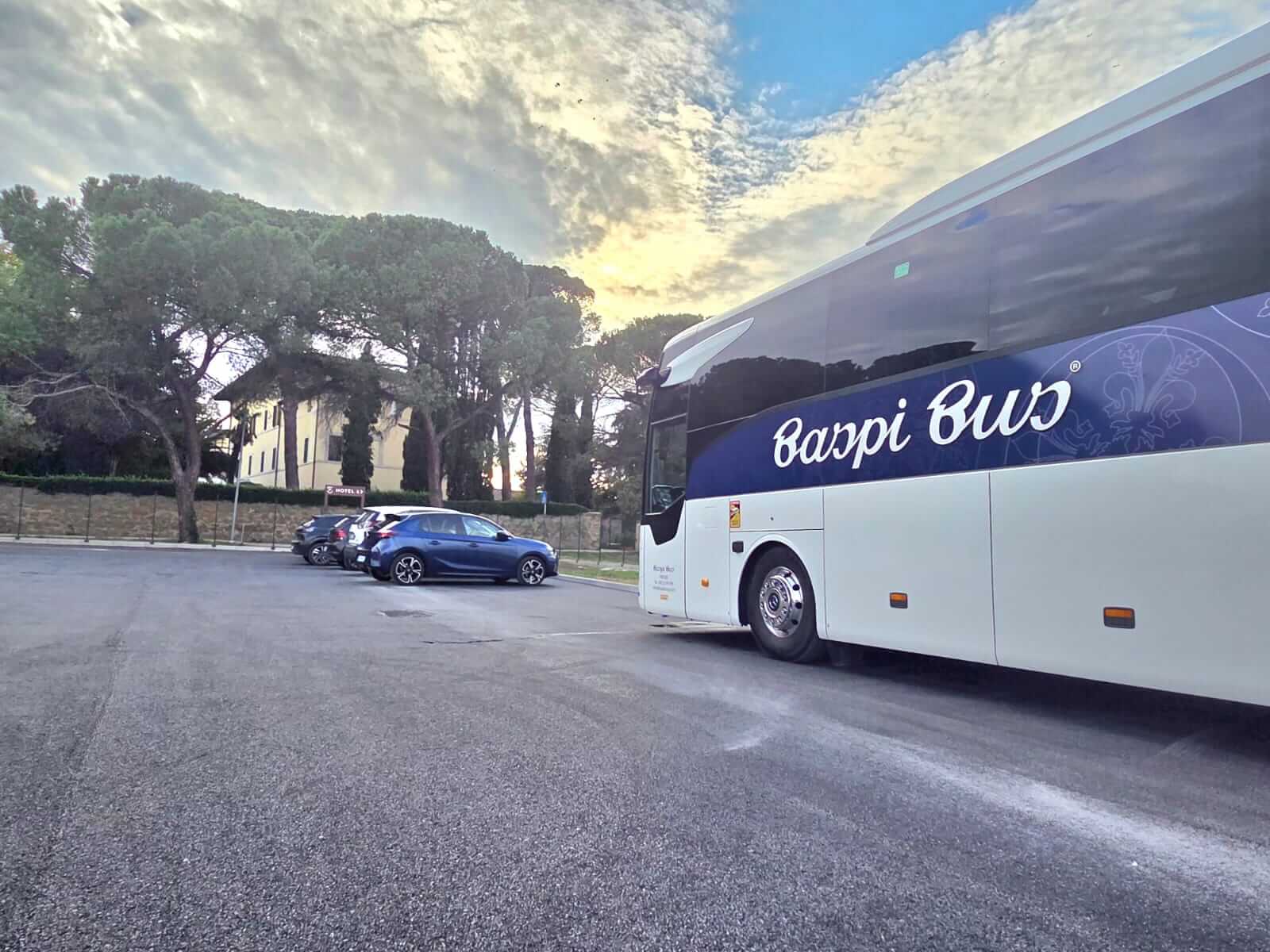 Alquila un 49 asiento Autocar Ejecutivo (Mercedes-Benz / Neoplan / Setra Mercedes-Benz Tourismo RHD / Neoplan Tourliner / Setra S515 HD 2025) de Autorimessa Battagli & Spinelli - Baspi Bus en Firenze 