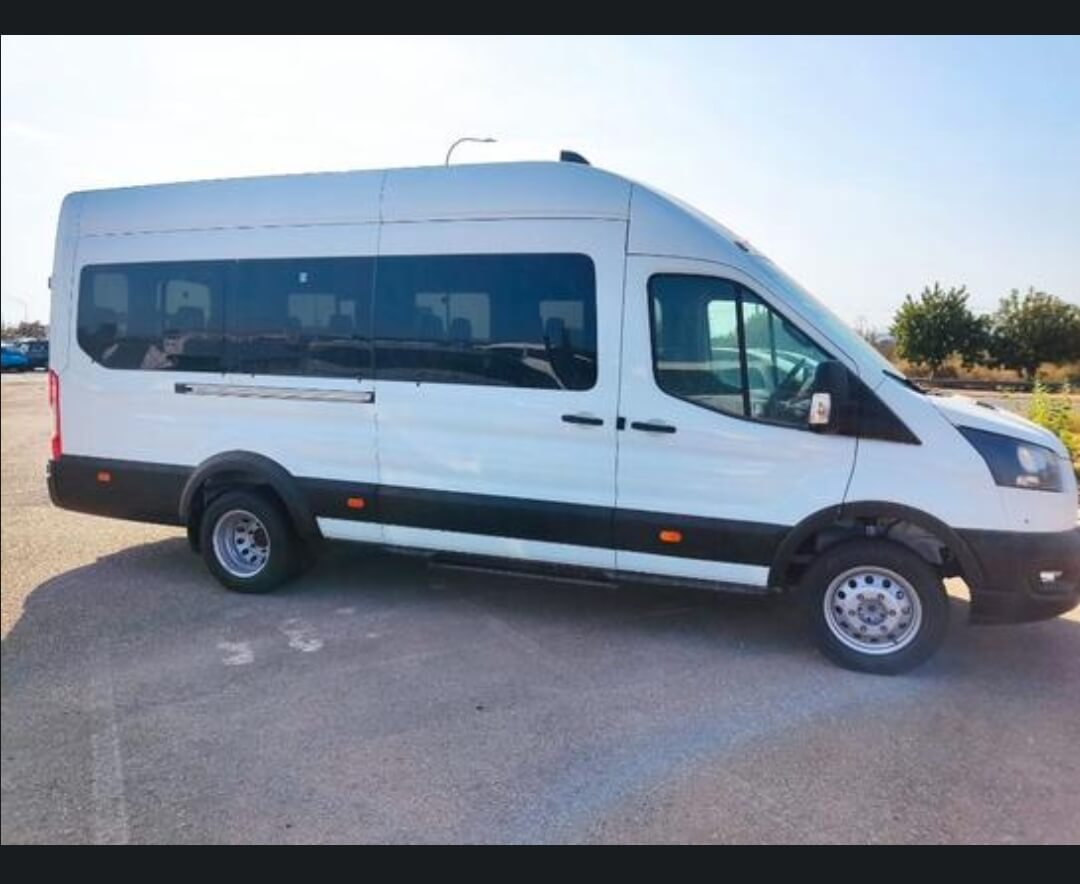 Alquila un 15 asiento Minibús (Ford Transit 2020) de Andalucía Bus en Malaga 