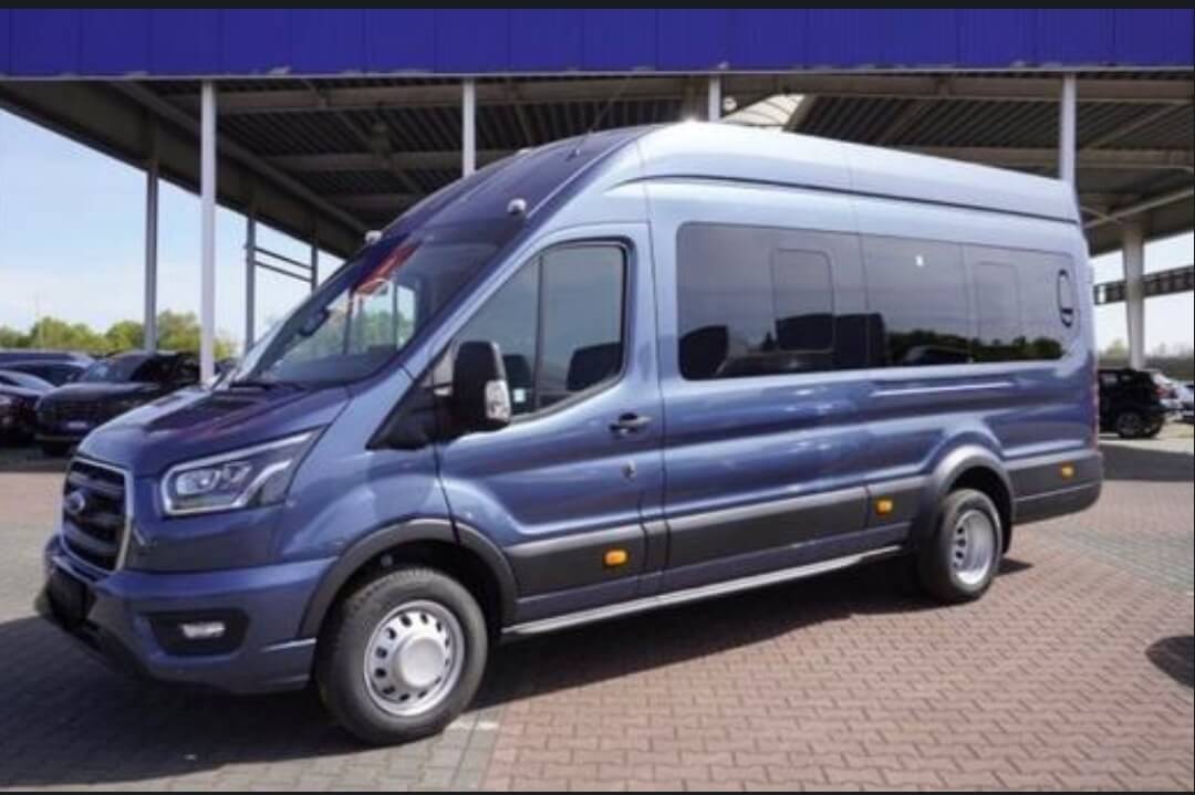 Alquila un 11 asiento Minibús (Ford Transit 2020) de Andalucía Bus en Malaga 