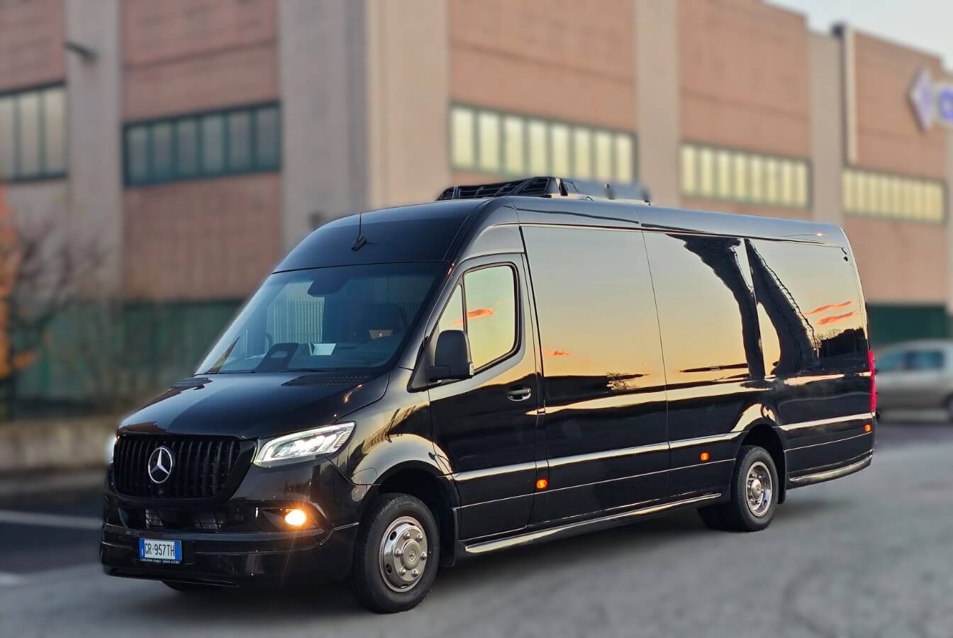 Alquila un 20 asiento Minibús (Mercedes  Sprinter Black 2025) de Bellando Tours srl en Bussoleno 