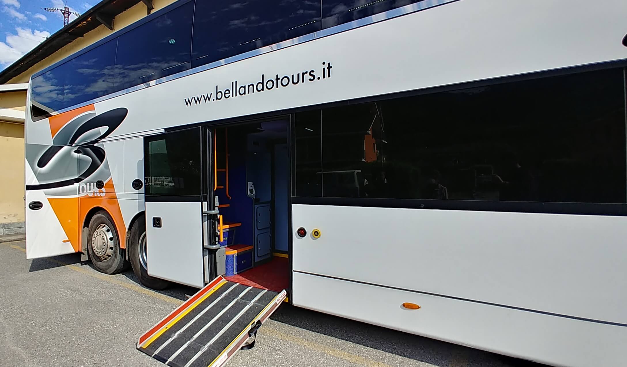 Alquile un Bus Panorámico de 88 plazas Vanhool Astromega 2015) de Bellando Tours srl de Bussoleno 