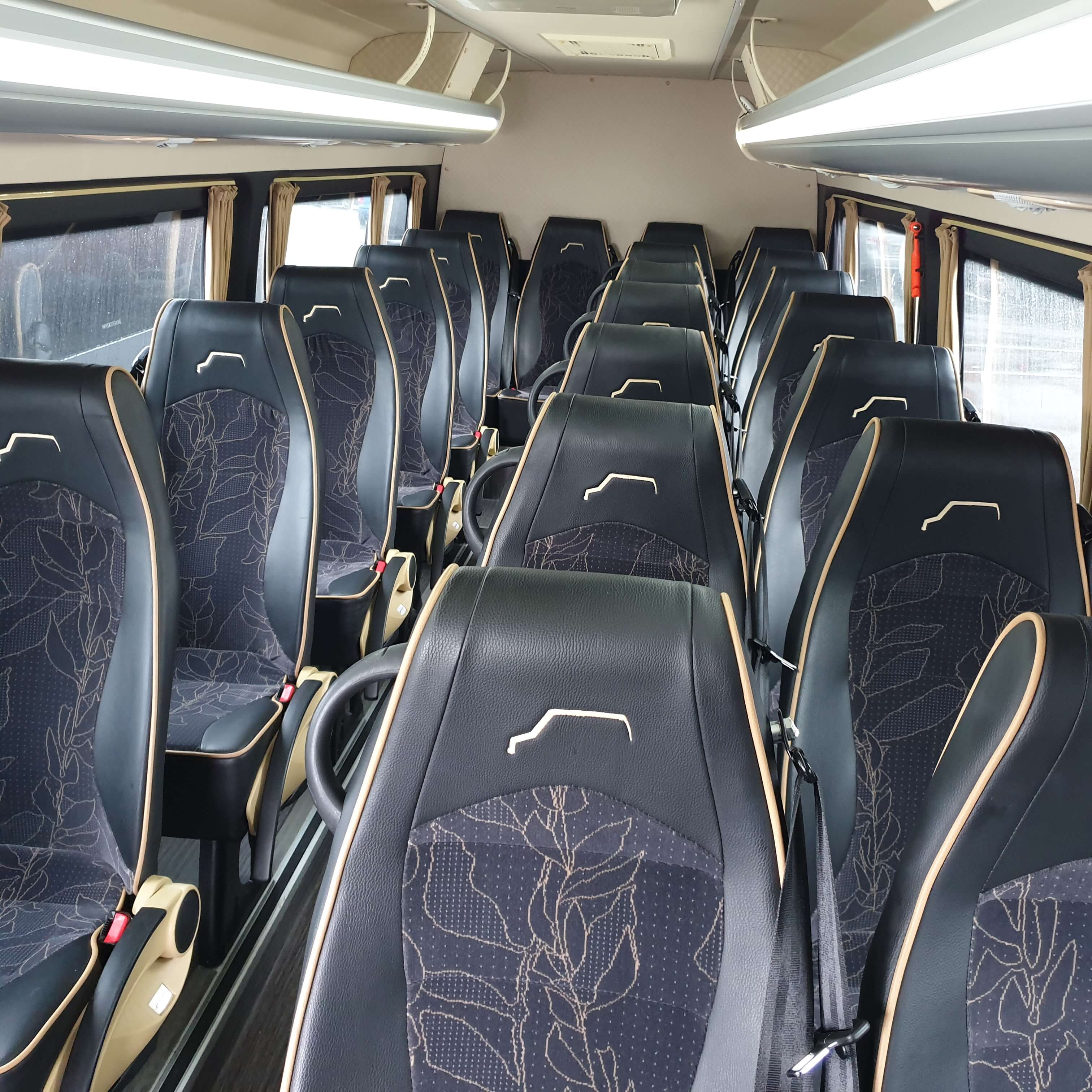 Alquile un Midibus de 23 plazas Mercedes Sprinter 2019) de Direct Vip Service de Amsterdam