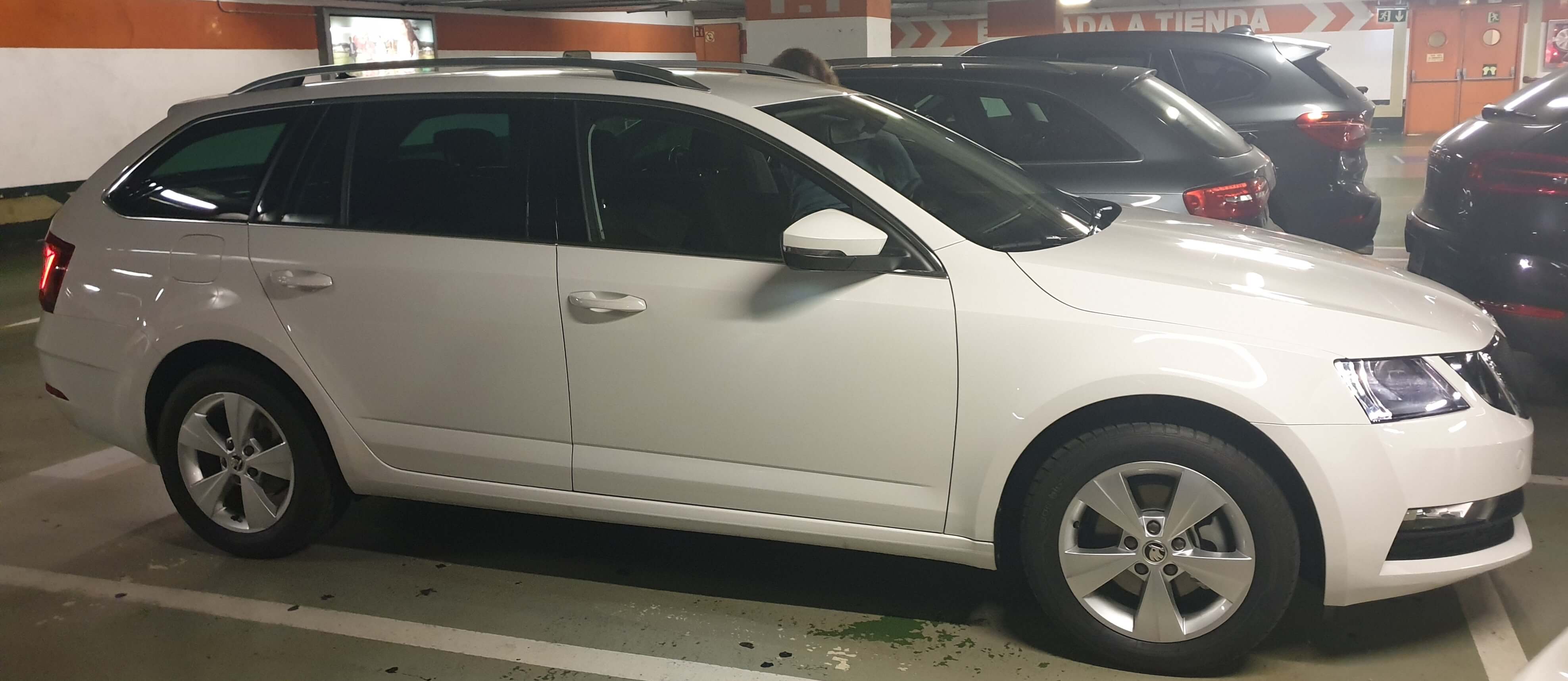 Huur een Auto met chauffeur (Skoda Octavia combi 2020) met 5 stoelen van TAXIS YUS NIN uit El Llor 