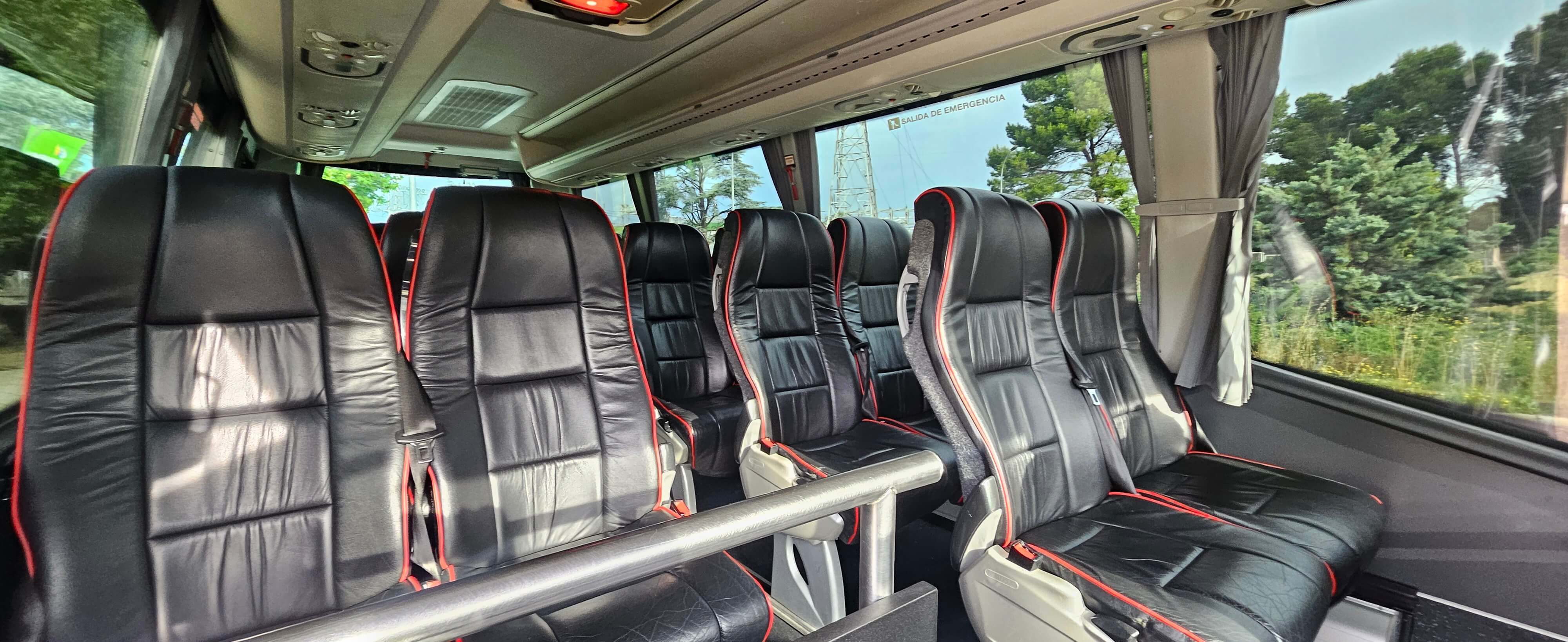 Alquila un 23 asiento Minibús (IVECO WING 180 CV 2013) de TUDEBUS SLU en TUDELA 