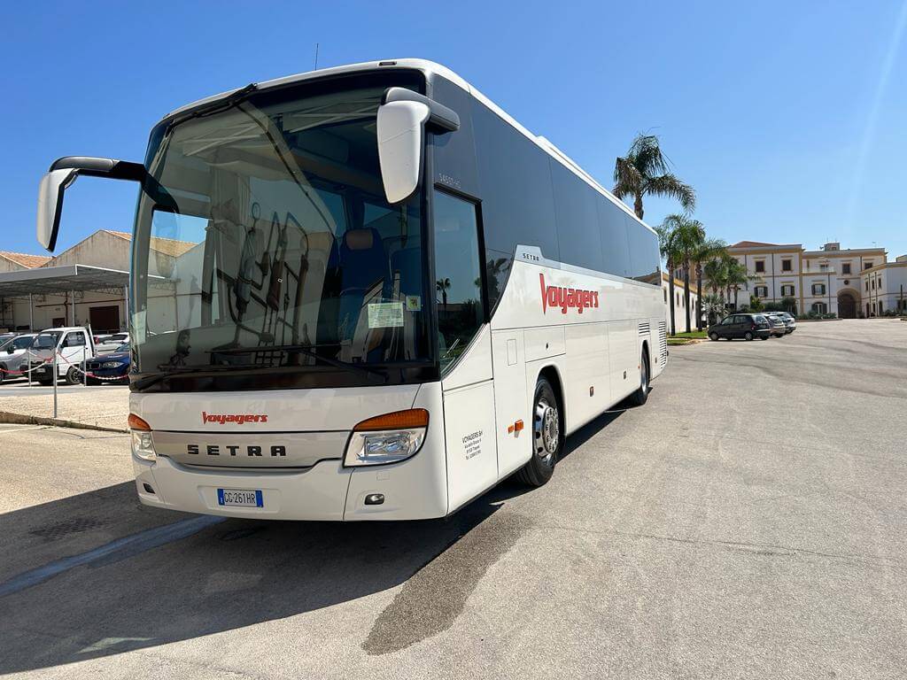 Noleggia un 52 posti a sedere Pullman VIP Lusso (SETRA 415 HDH 2004) da Siciltransfert a trapani 