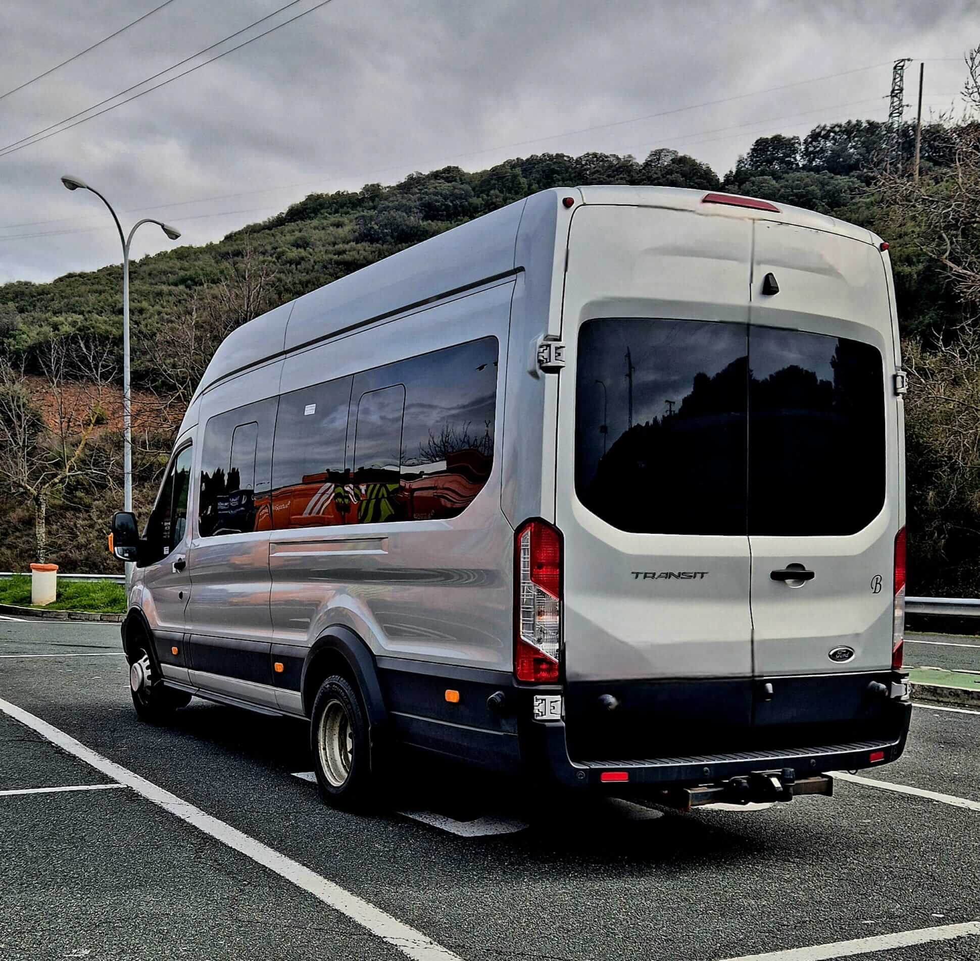 Lloga un 16 seients Minibús (Ford Transit BUS 2019) a J2 jaume transfer SL a Sant Cebrià de Vallalta 