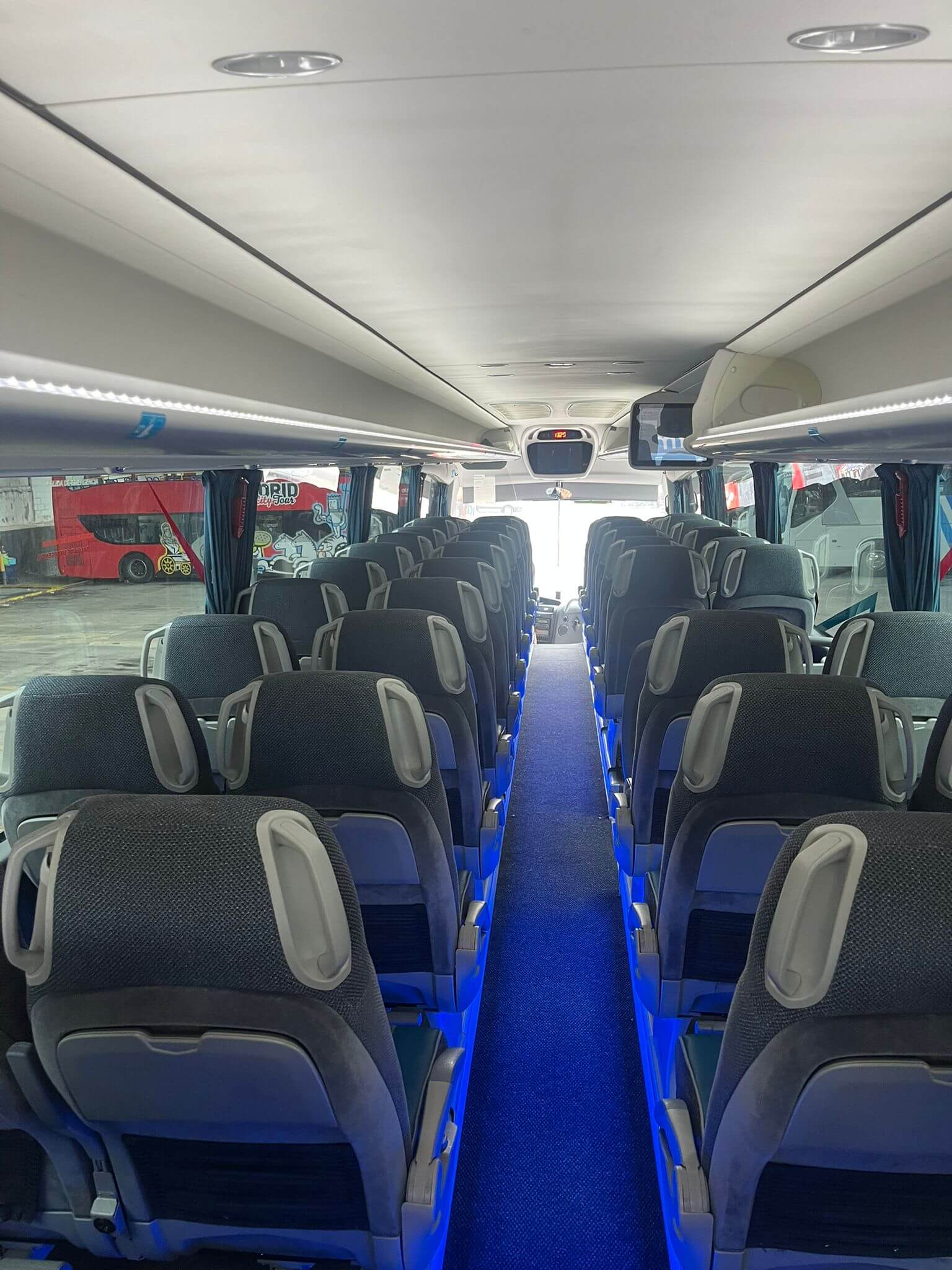Noleggia un Pullman VIP Lusso 55 posti IRIZAR I6 i6 2018) da Bus Banet de Madrid 