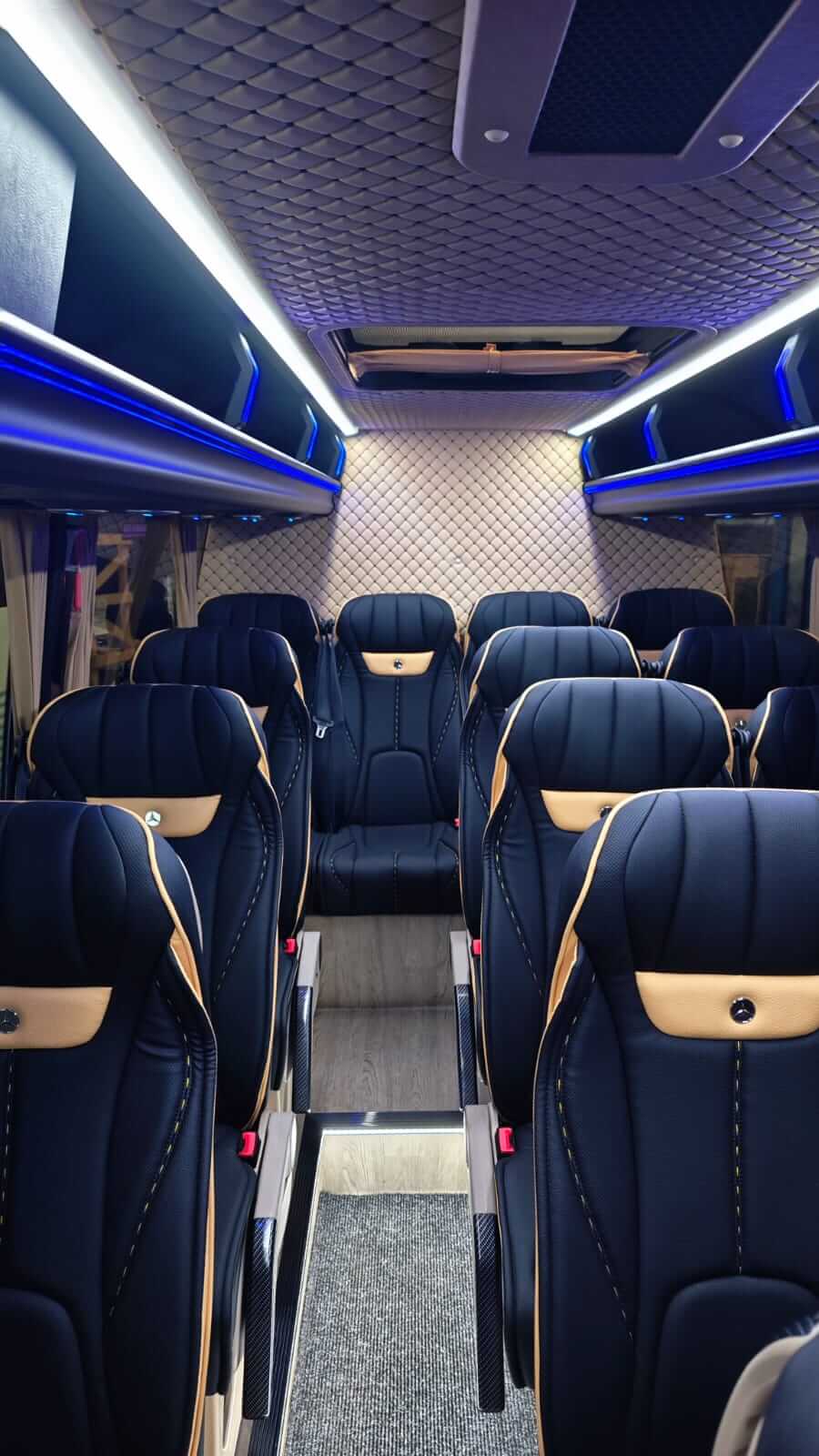 Alquile un Minibús de 20 plazas Mercedes  Sprinter Black 2025) de Bellando Tours srl de Bussoleno 