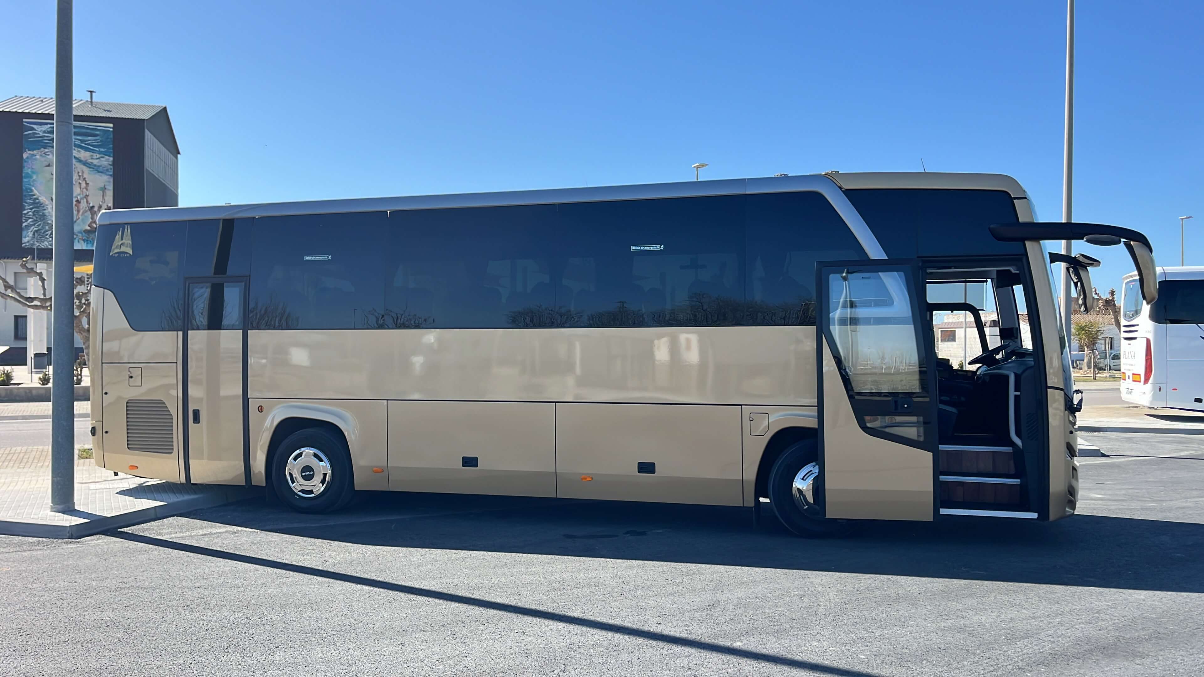 Mieten Sie einen 39 Sitzer Midibus (Otokar  Ulyso- T 2024) von Bcn City Bus Tour s.l. von Viladecavalls 