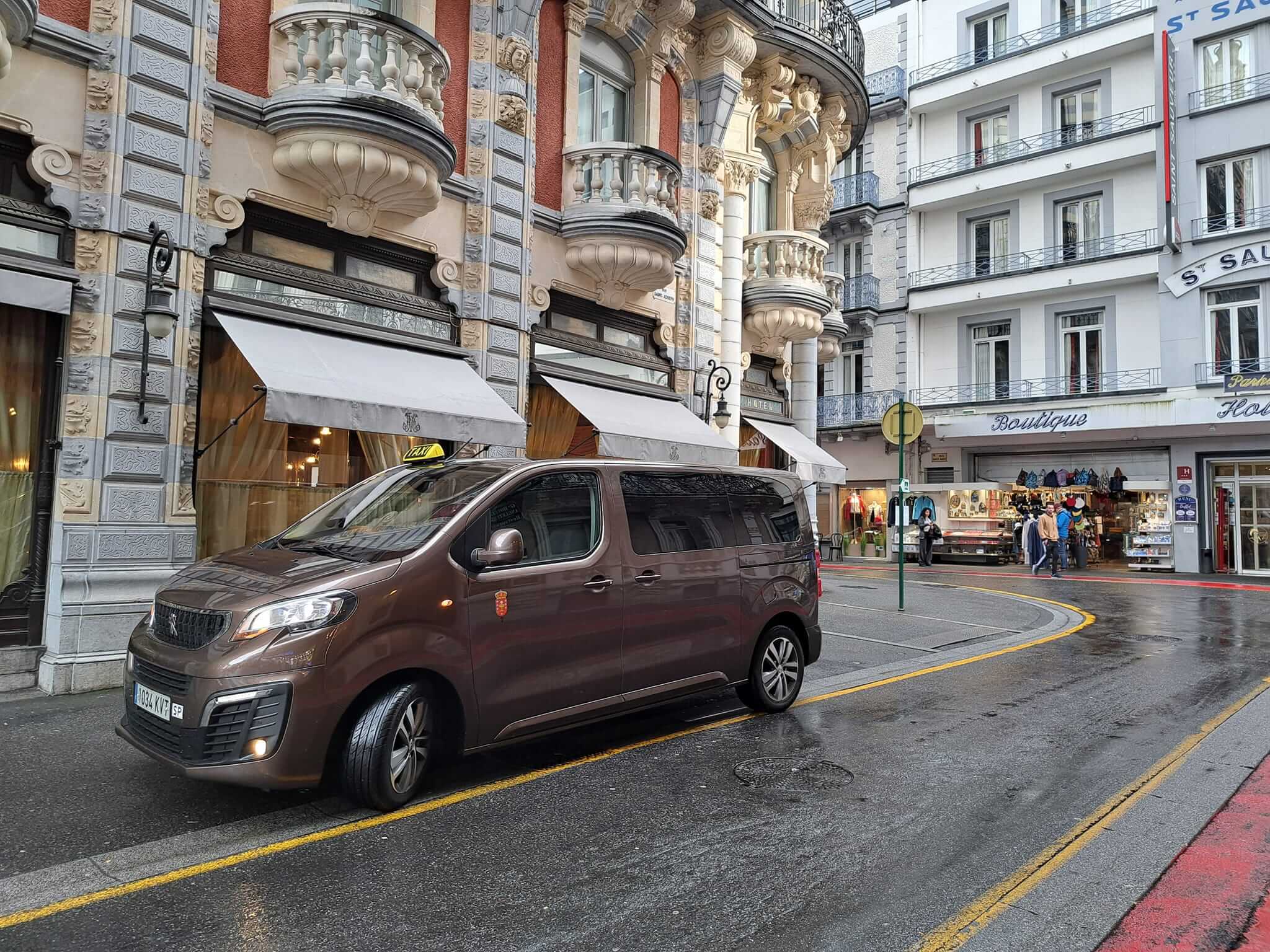 Vista frontal de nuestro del Peugeot Traveller (7 plazos) de Taxi Abel de Mondoñedo