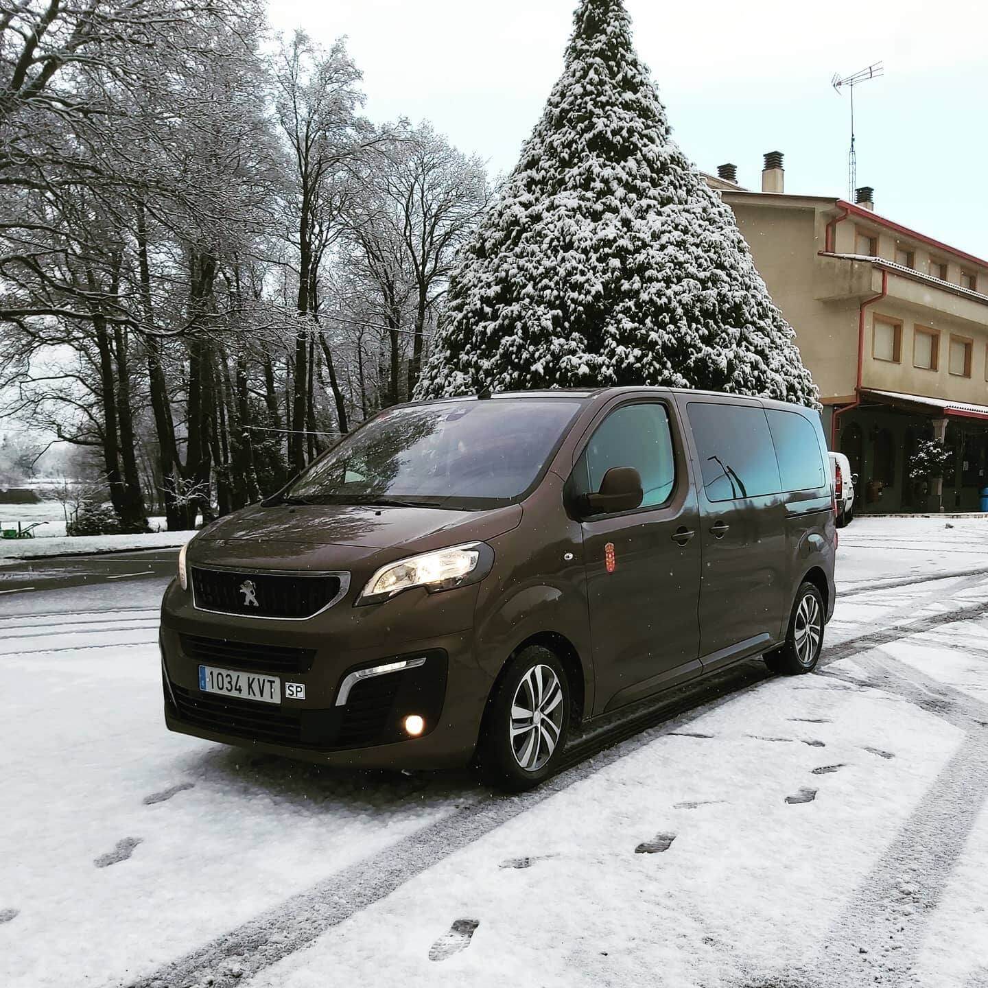Alquila un 7 asiento Minivan (Peugeot Traveller 2019) de Taxi Abel en Mondoñedo 