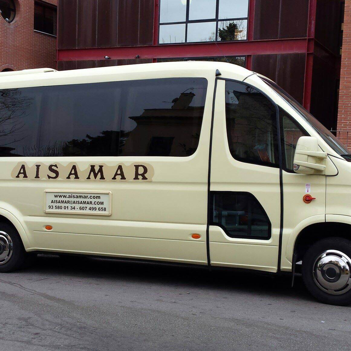 Huur een 22 seater Midibus (IVECO  SUNSET 2015) van AUTOCARES AISAMAR S.L. in BARCELONA 