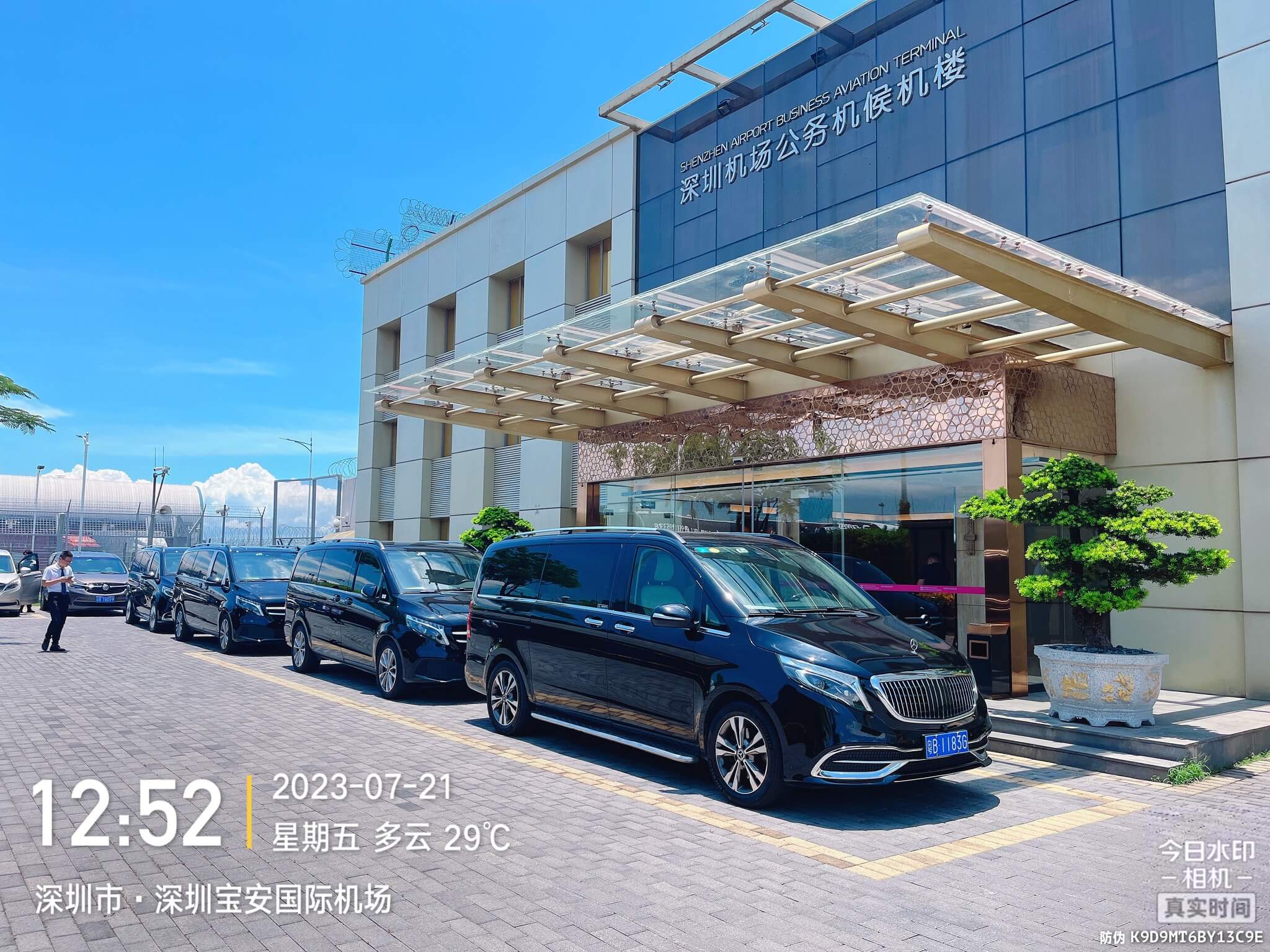 Hire a 12 seater Minibus  (Toyota HiAce Haice 2023) from AmyExpress Shanghai and Beijing Airport Chauffeured Service in Happy Valley 