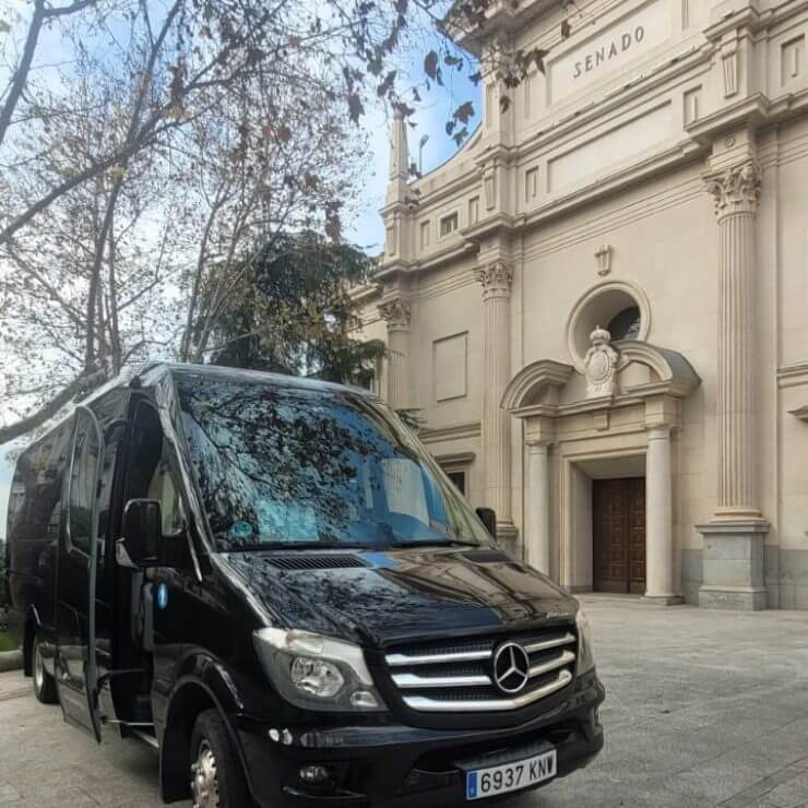 Noleggia un Minivan 7 posti MERCEDES V CLASS 2018) da Bus Banet de Madrid 