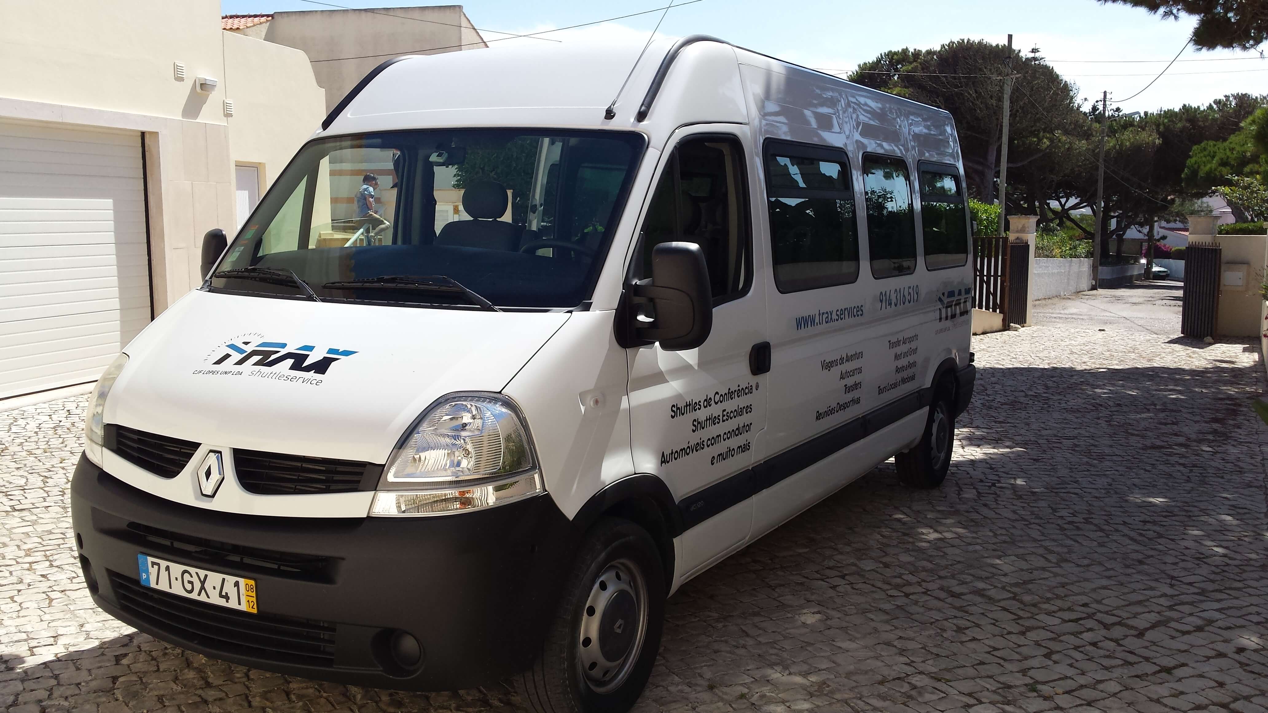 Alquila un 15 asiento Minibús (Renault  Master 2008) de Trax Shuttle Services en Lisbon District 