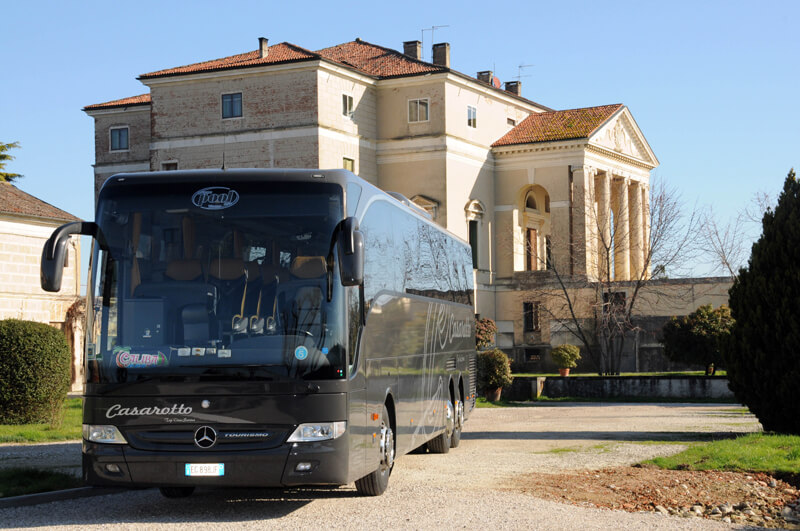 Noleggia un Pullman esecutivo 50 posti MERCEDES Tourismo 2015) da Autoservizi Casarotto s.r.l. de Dueville, Vicenza 