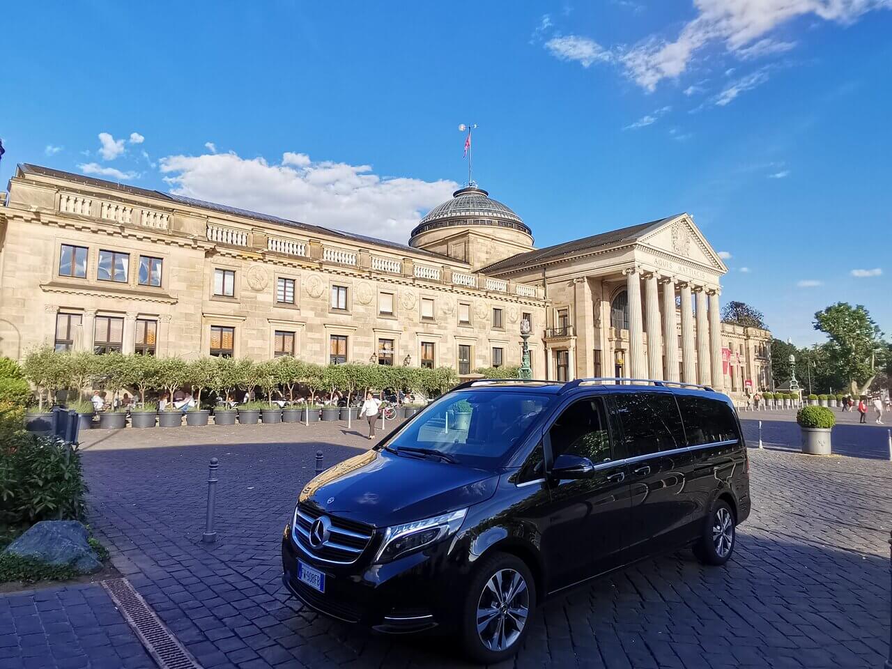 Alquila un 8 asiento Minivan (Mercedes V250 PREMIUM EXTRALONG  2019) de Marco Codoni Servizio Noleggio con Conducente  en Fabriano (AN) Marche 