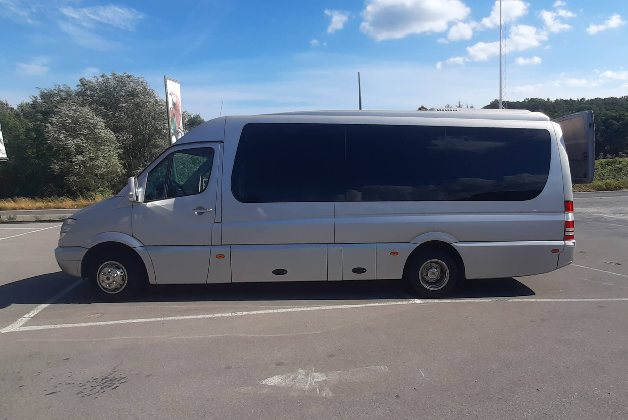 Alquila un 21 asiento Minibús (Mercedes Capri 2018) de Autoservizi Rosario Pappalardo SRL en CATANIA 