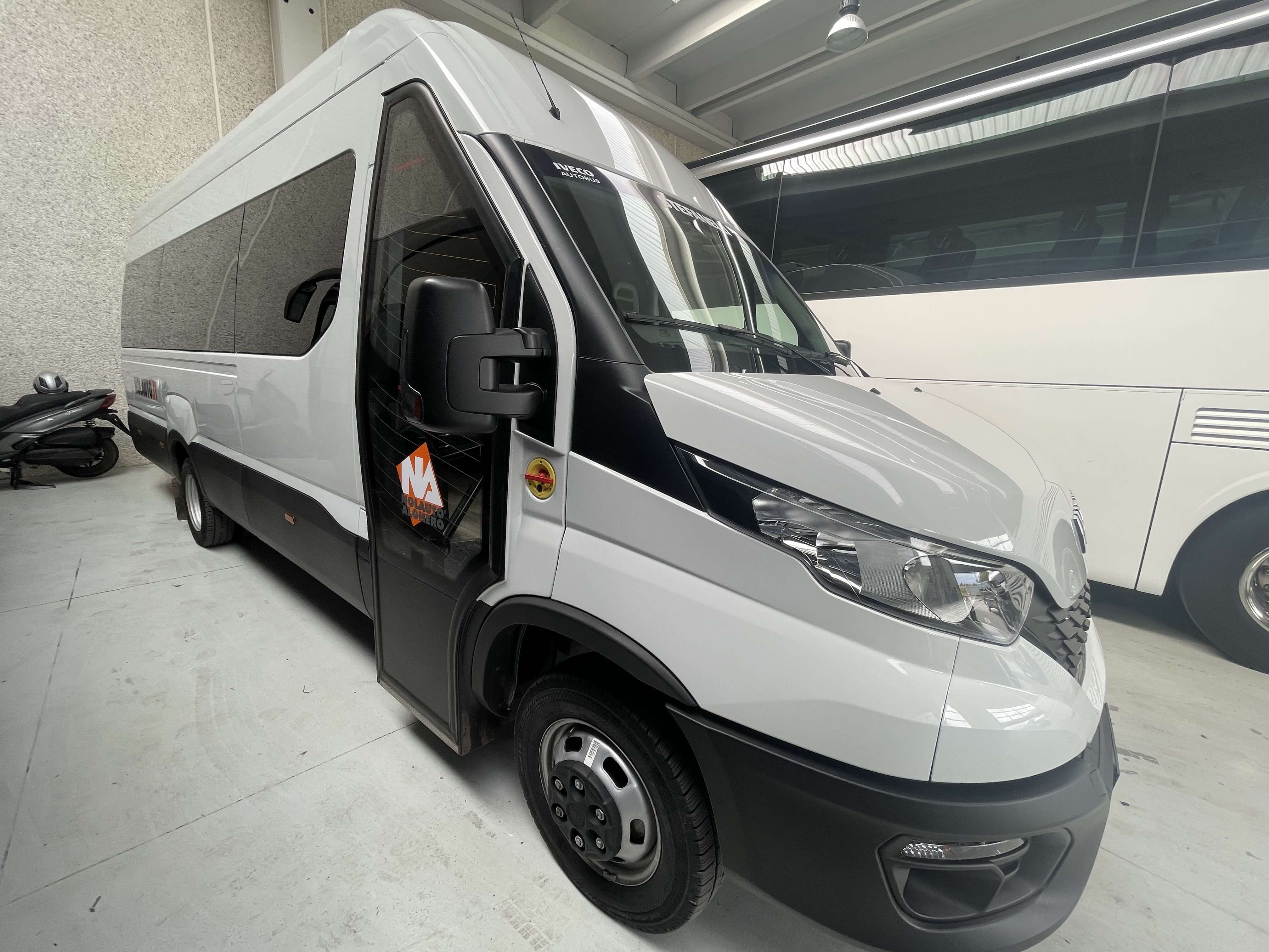 Alquila un 19 asiento Minibus  (Iveco Daily 2022) de Nolauto Alghero en Alghero 