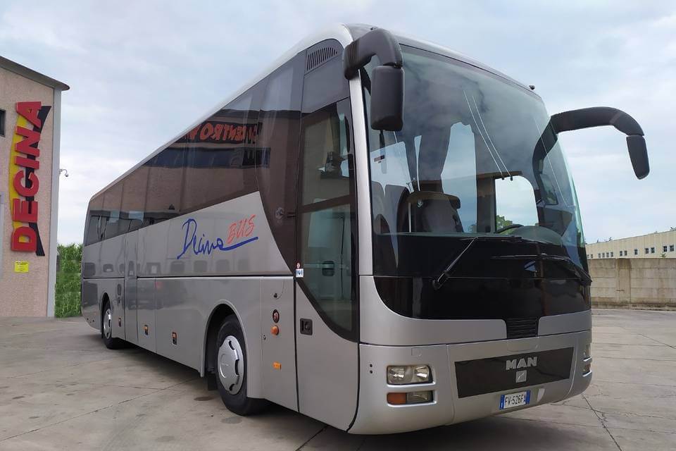 Alquile un Standard Coach de 40 plazas king long 6996 2013) de Decina Bus Srl de Roma 
