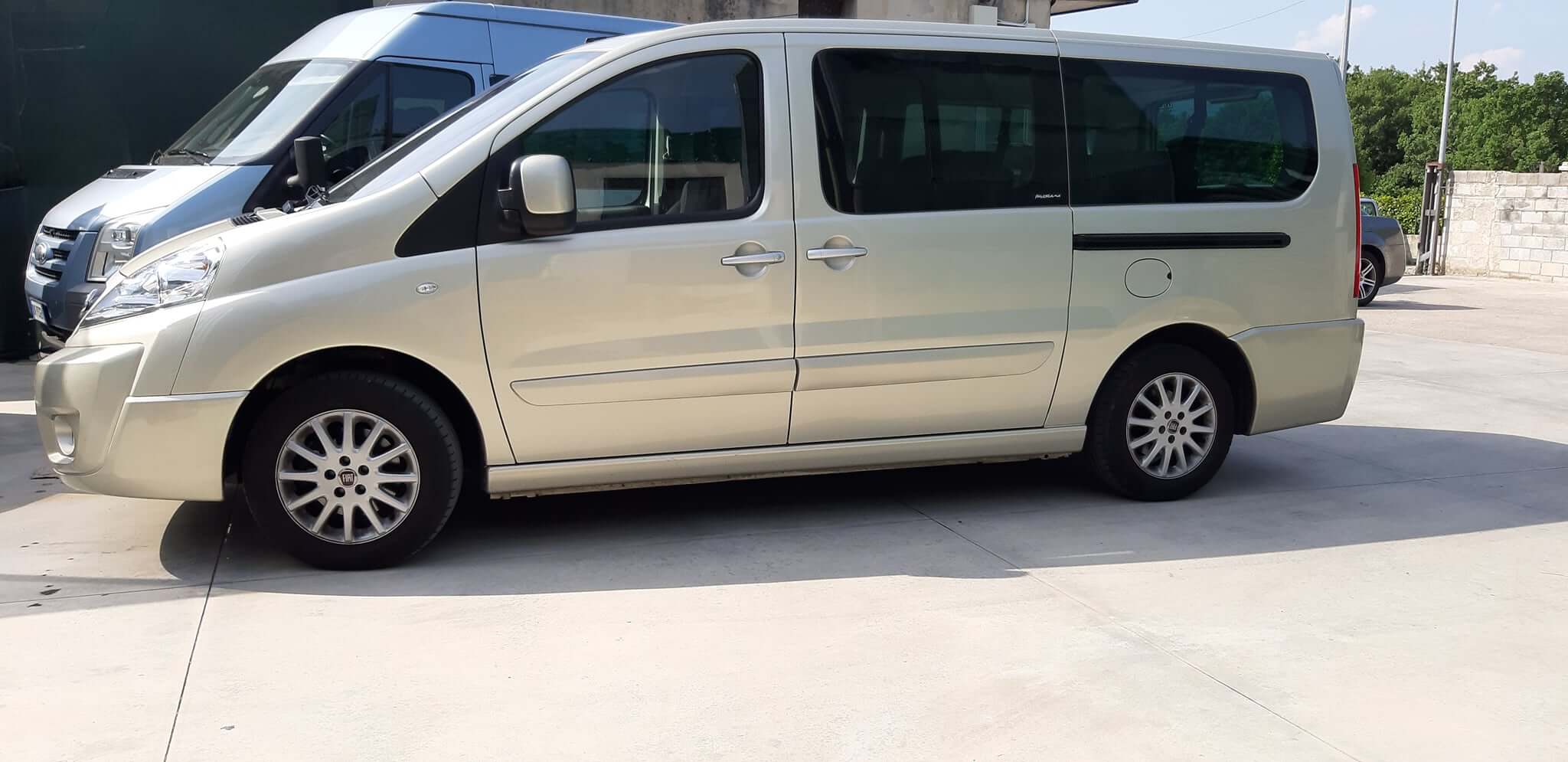 Alquile un Minivan de 8 plazas FIAT SCUDO 2015) de AUTOLINEE EREDI TRIVIGNO DOMENICO S.N.C. de PIGNOLA 