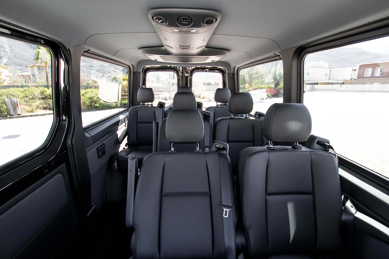 Alquile un Minivan de 7 plazas MERCEDES BENZ CLASSE V 2023) de VIAGGIAREGIDI de Arco 