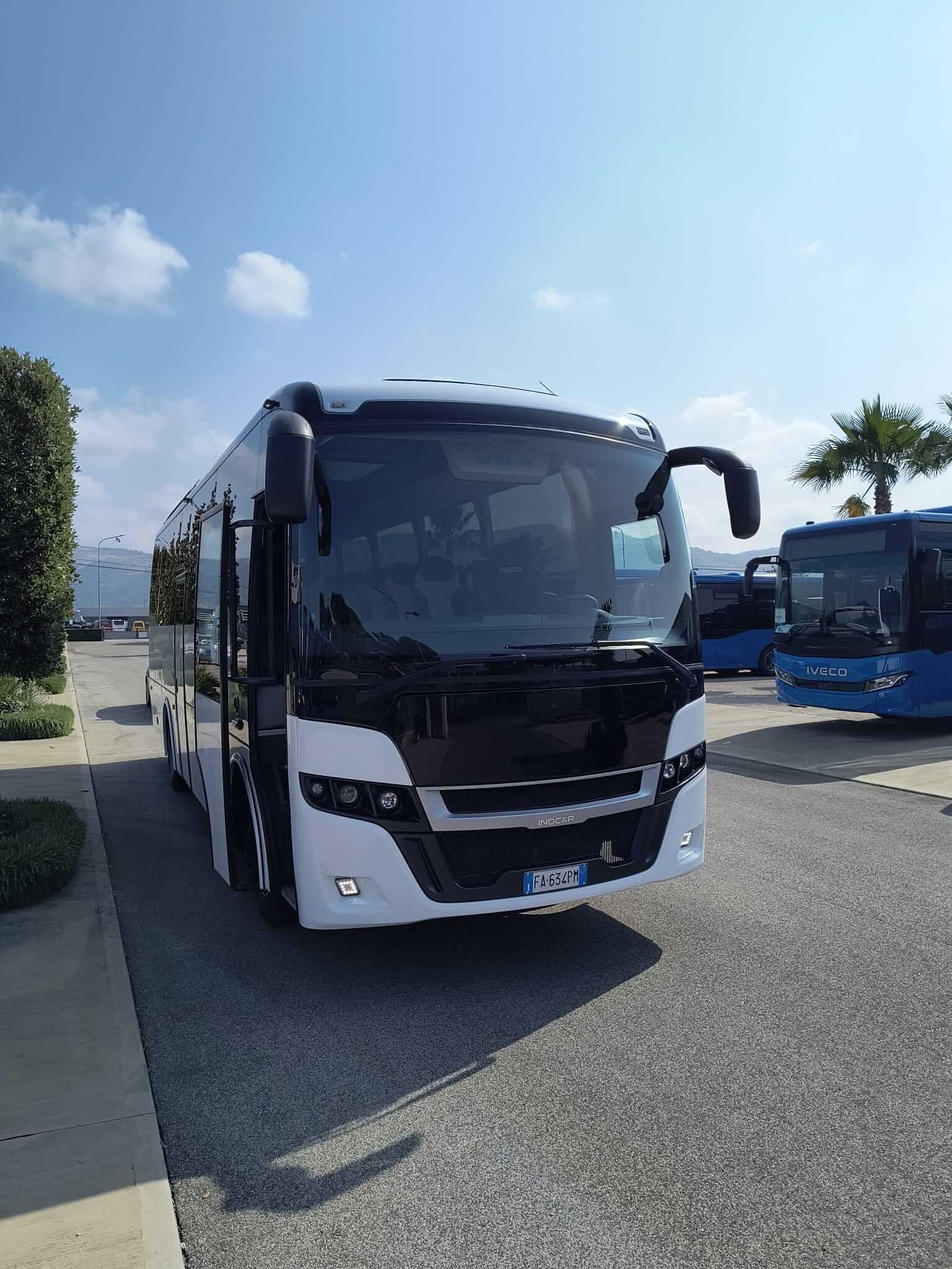 Noleggia un 35 posti a sedere Midibus (Iveco 411 HD 2021) da Laguna Coach Travel srl a Jesolo 