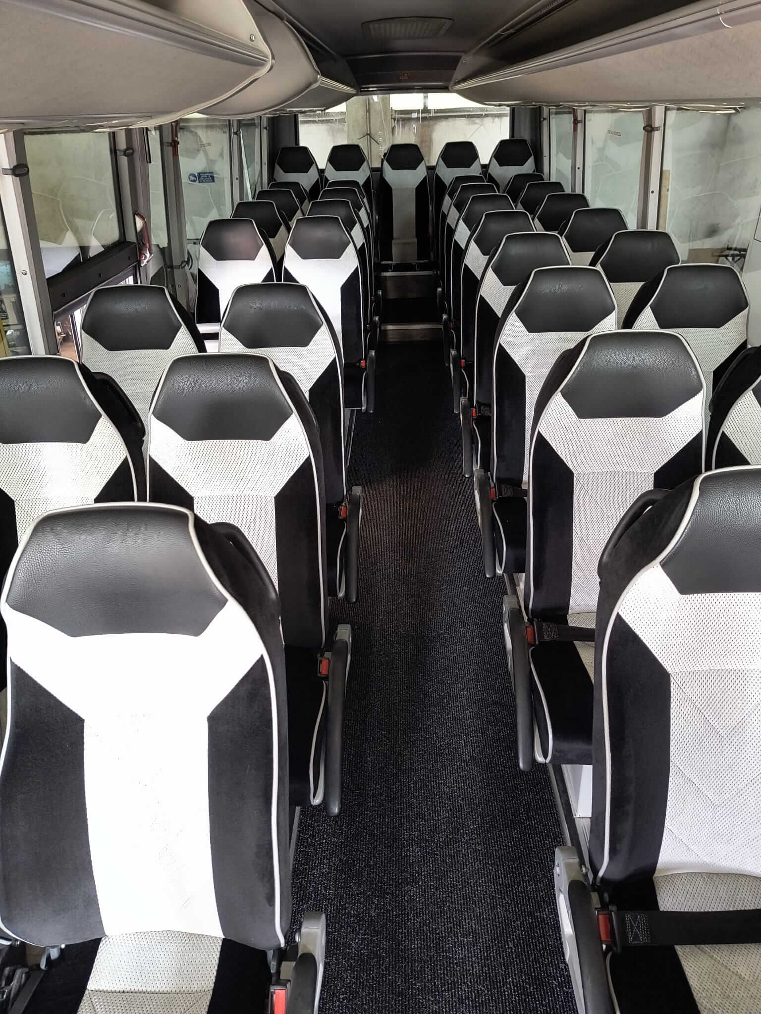 Noleggia un Midibus 35 posti Iveco 411 HD 2021) da Laguna Coach Travel srl de Jesolo 