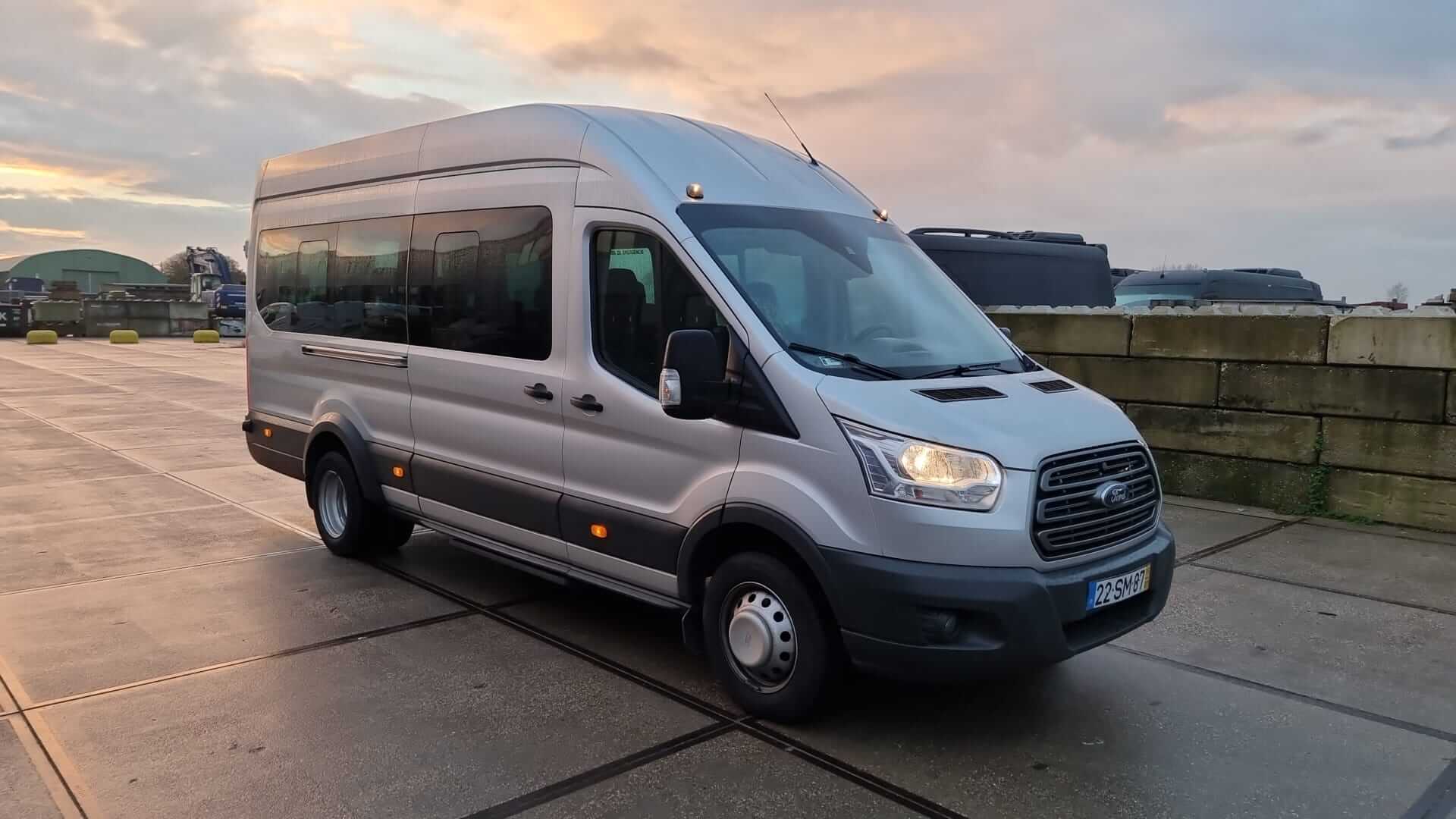 Alquila un 17 asiento Minibús (Ford Transit 2017) de Direct Vip Service en Amsterdam 