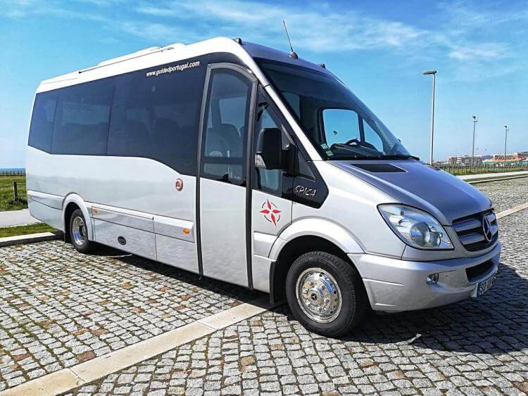 Alquila un 18 asiento Minibús (Mercedes BusConcept 2020) de Guided Portugal Unipessoal Lda en Senhora da Hora 