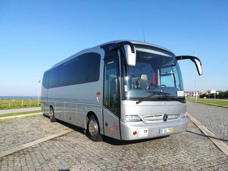 Alquile un Autocar estándard de 30 plazas Mercedes Tourino 2014) de Guided Portugal Unipessoal Lda de Senhora da Hora 