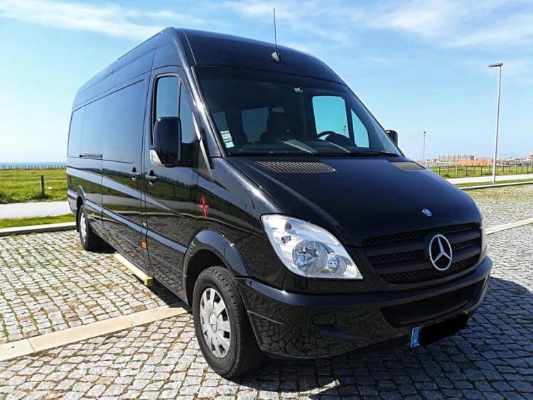 Alquila un 8 asiento Minivan (Mercedes Sprinter 2012) de Guided Portugal Unipessoal Lda en Senhora da Hora 