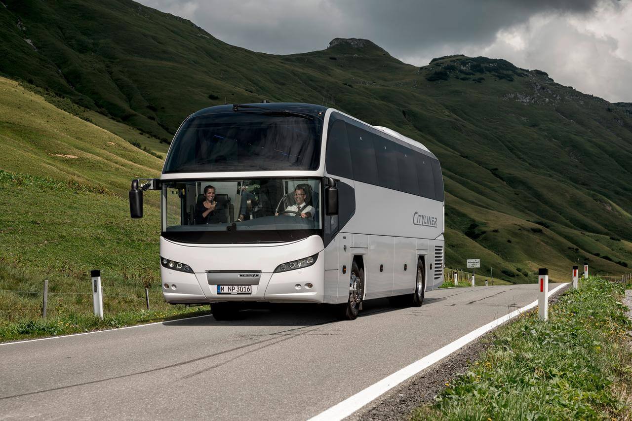 Mieten Sie einen 64 Sitzer Luxus VIP Reisebus (MAN . 2018) von HMR Busvermietung & Eventlogistik GmbH in Hamburg 