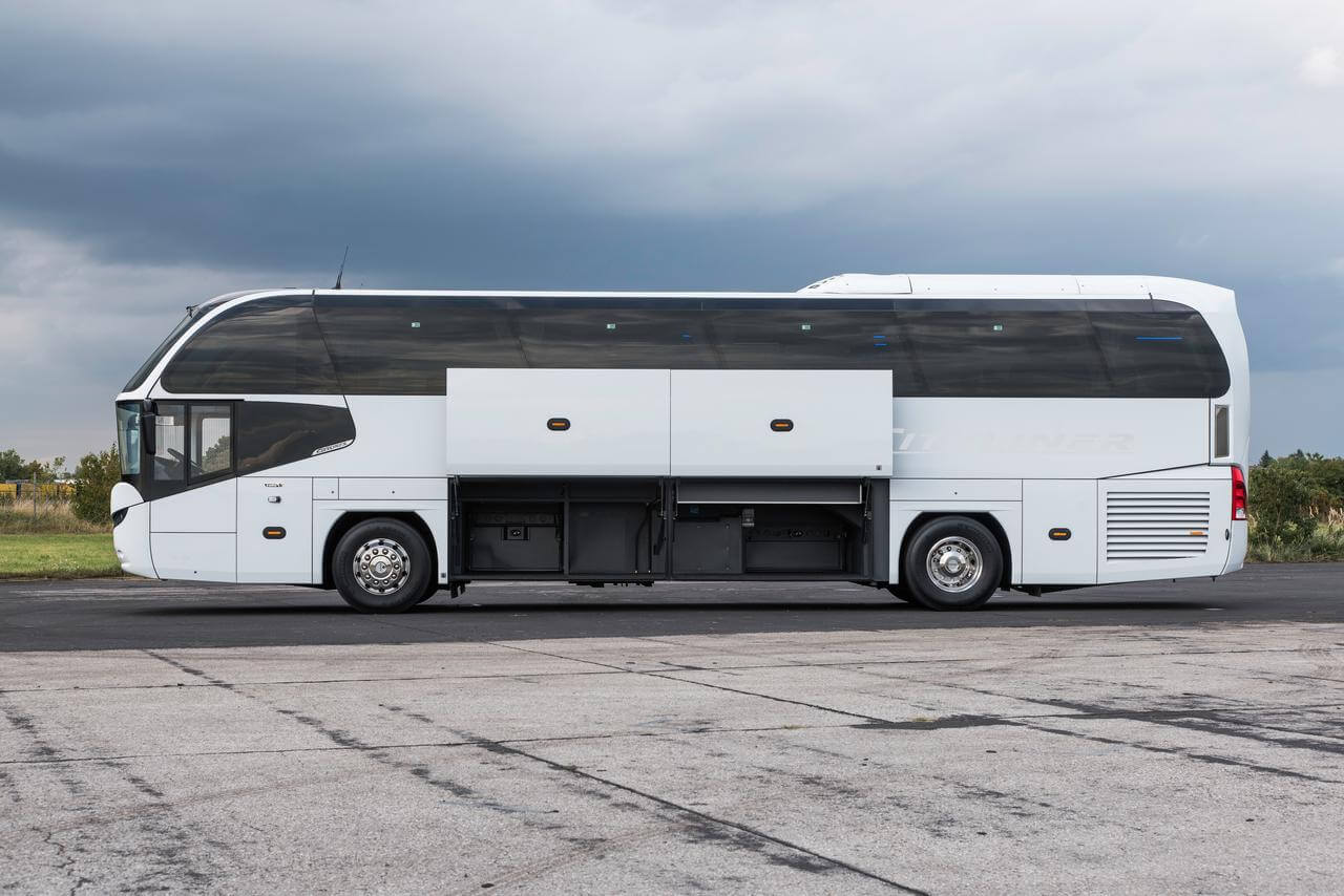 Mieten Sie einen 64 Sitzer Luxus VIP Reisebus (MAN . 2018) von HMR Busvermietung & Eventlogistik GmbH von Hamburg 