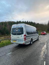 Achteraanzicht met bedrijfsnaam van a van . . (17 zitplaatsen) van HOP ON MINIBUS HIRE uit BATLEY