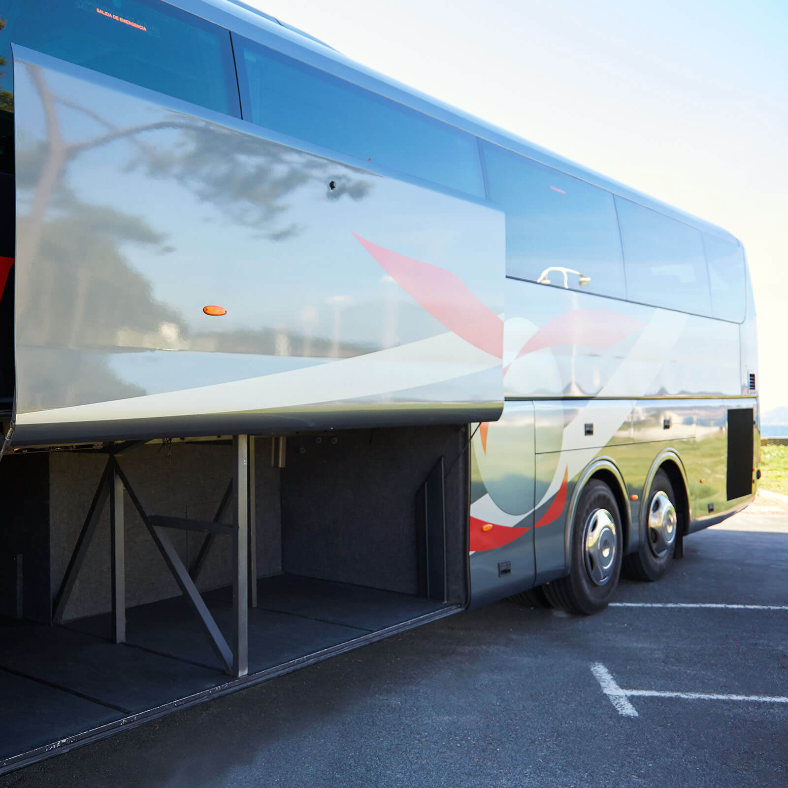 Alquile un Autocar Ejecutivo de 61 plazas Mercedes Benz TOURISMO 2017) de AUTOCARES IGLESIAS SL de Vigo 