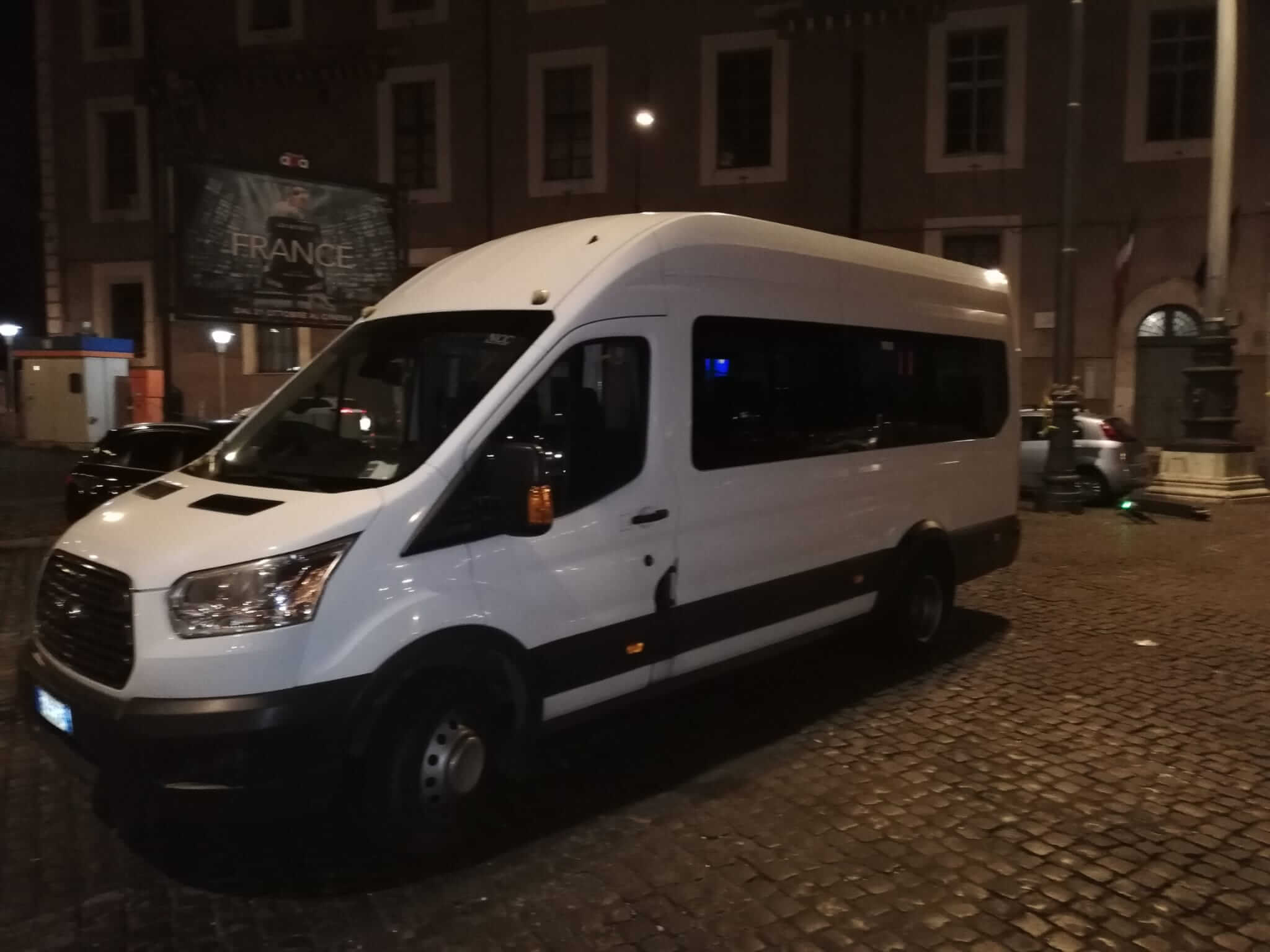 Noleggia un 13 posti a sedere Midibus (Ford  Transit 2024) da Yourtransfer.it a Roma 