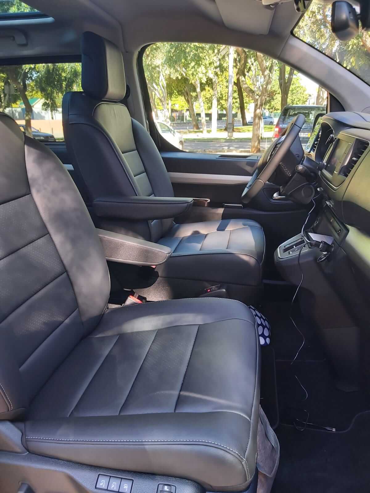 Rent a 7 seater Minivan (Toyota Proace 2023) from ROUTINEMOMENTS UNIPESSOAL LDA from São Domingos de Rana